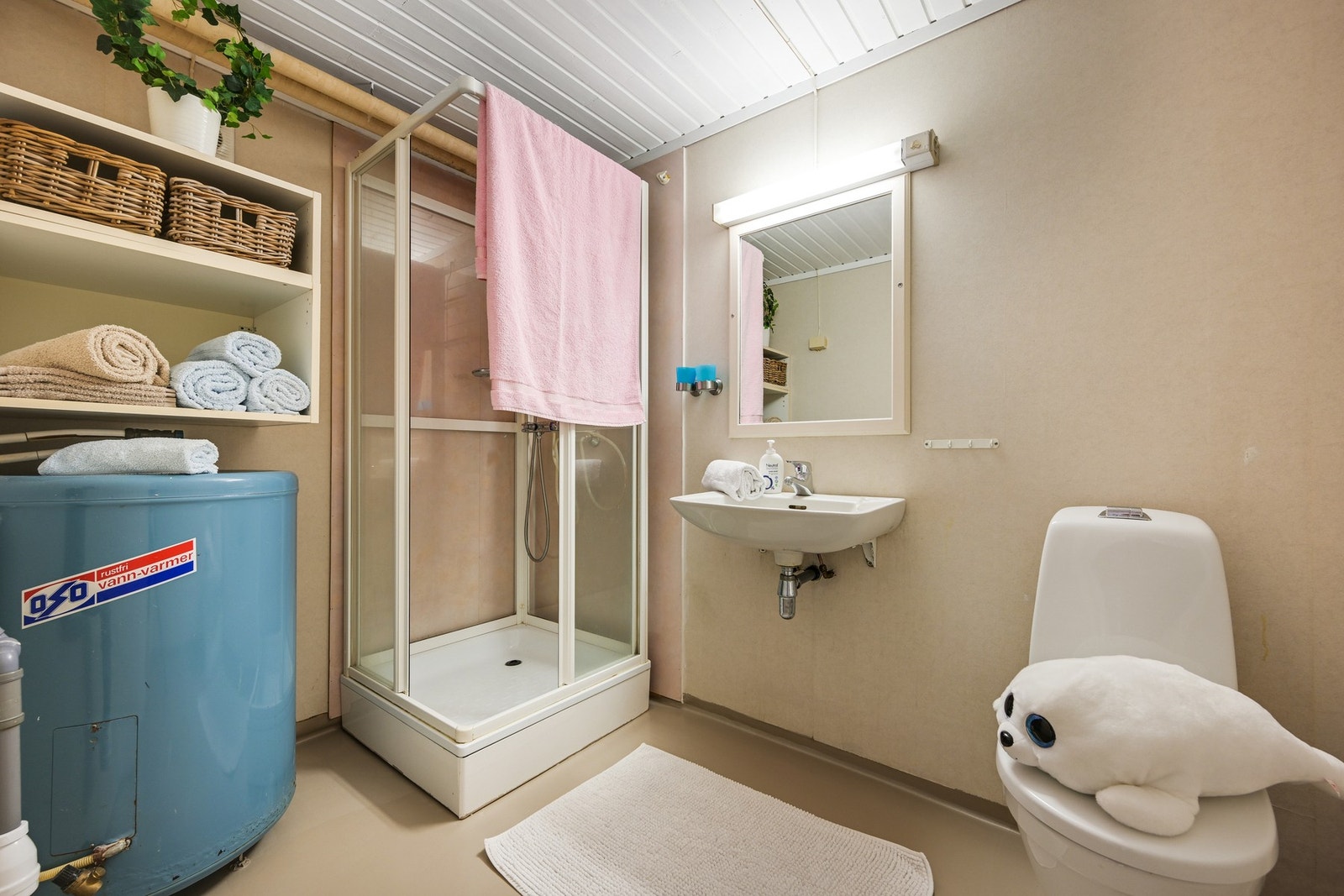 Baderom nr. 3 ligger i tilknytning til hybelen i underetasjen med dusjkabinett, klosett og enkel servant. Nytt klosett i 2014. Galleribilde