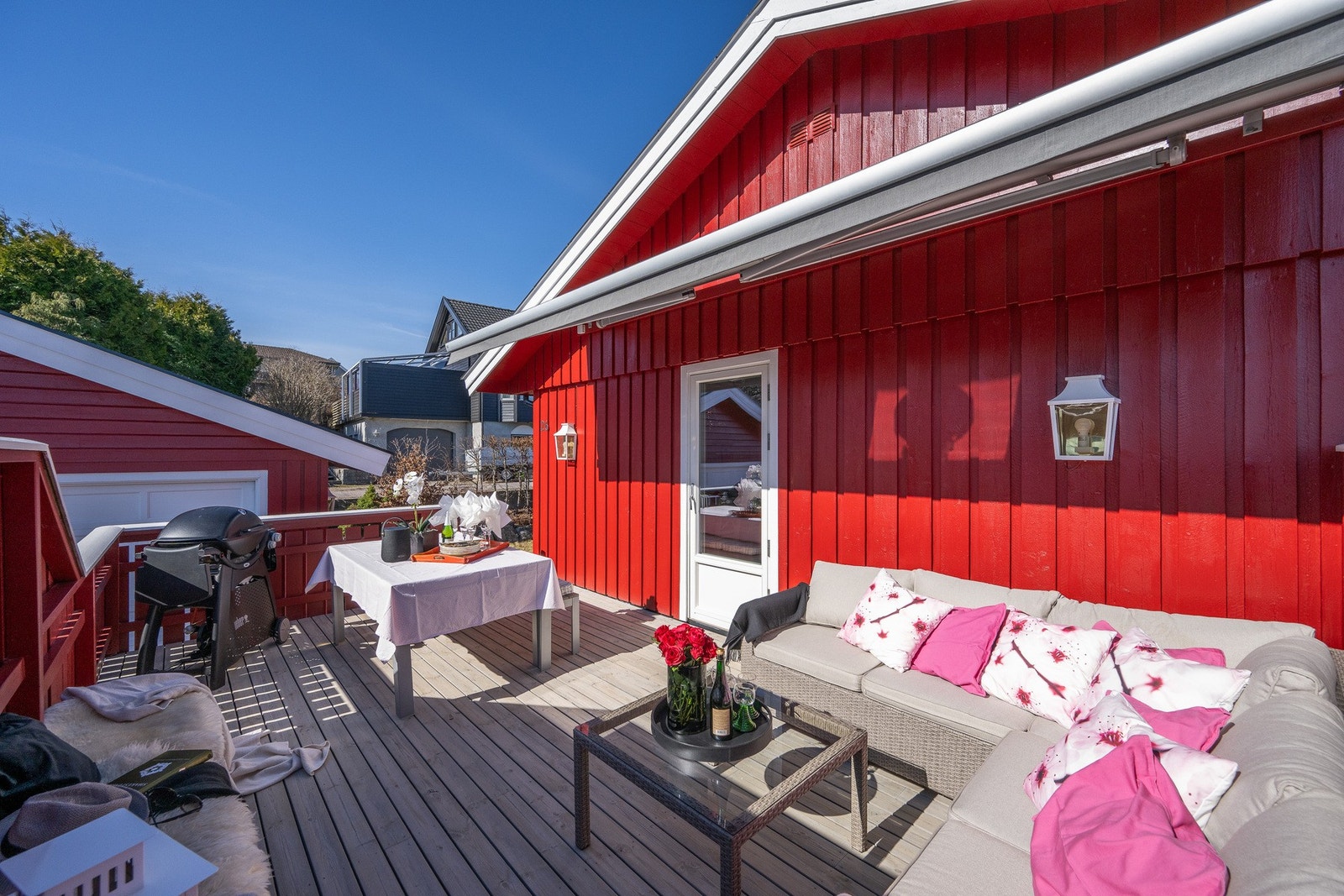 Terrassen er romslig og usjenert, og har elektrisk markise. Galleribilde