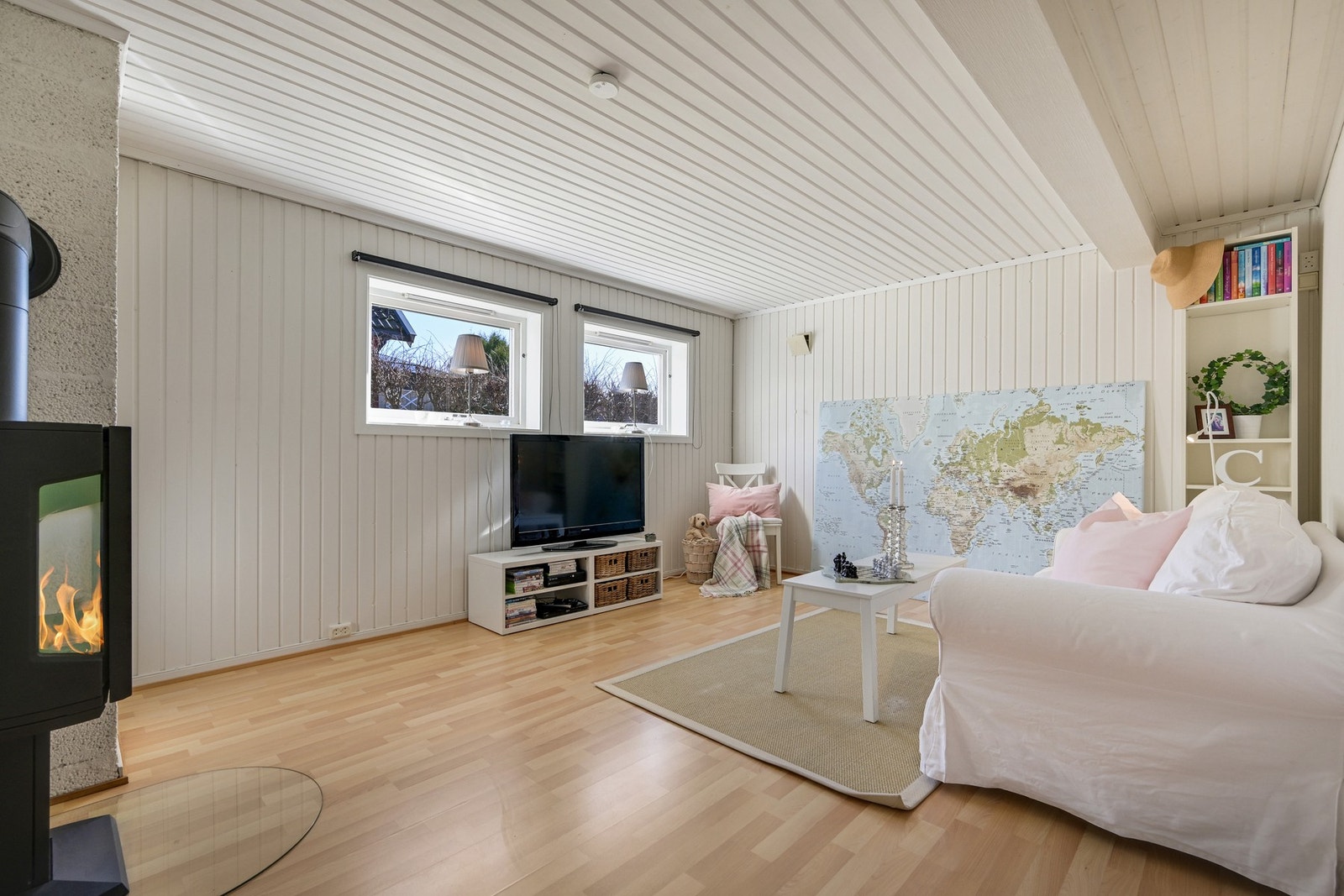 Vi fortsetter rundturen i hybelen. Lys og trivelig stue i underetasjen med peisovn. Galleribilde