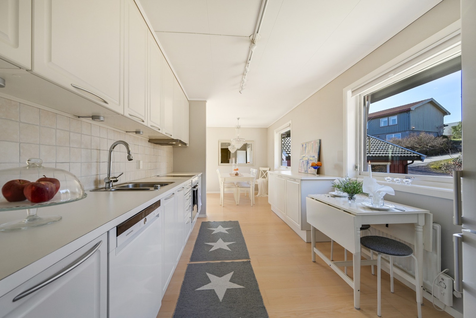 Lyst kjøkken fra HTH med laminert benkeplate. Her har man godt med benkeplass, og skap og skuffer sørger for rikelig av rom for oppbevaring. Galleribilde