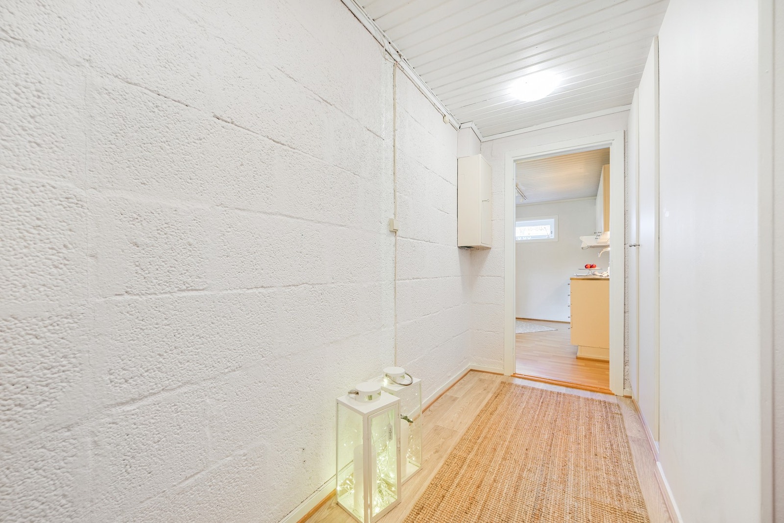 Hybelen i underetasjen har egen lys inngang hvor det er lagt nytt gulvbelegg med eikelister i 2025, i tillegg til adkomst til trappegang fra overetasjen - så her kan en også bruke hele boligen selv. Galleribilde