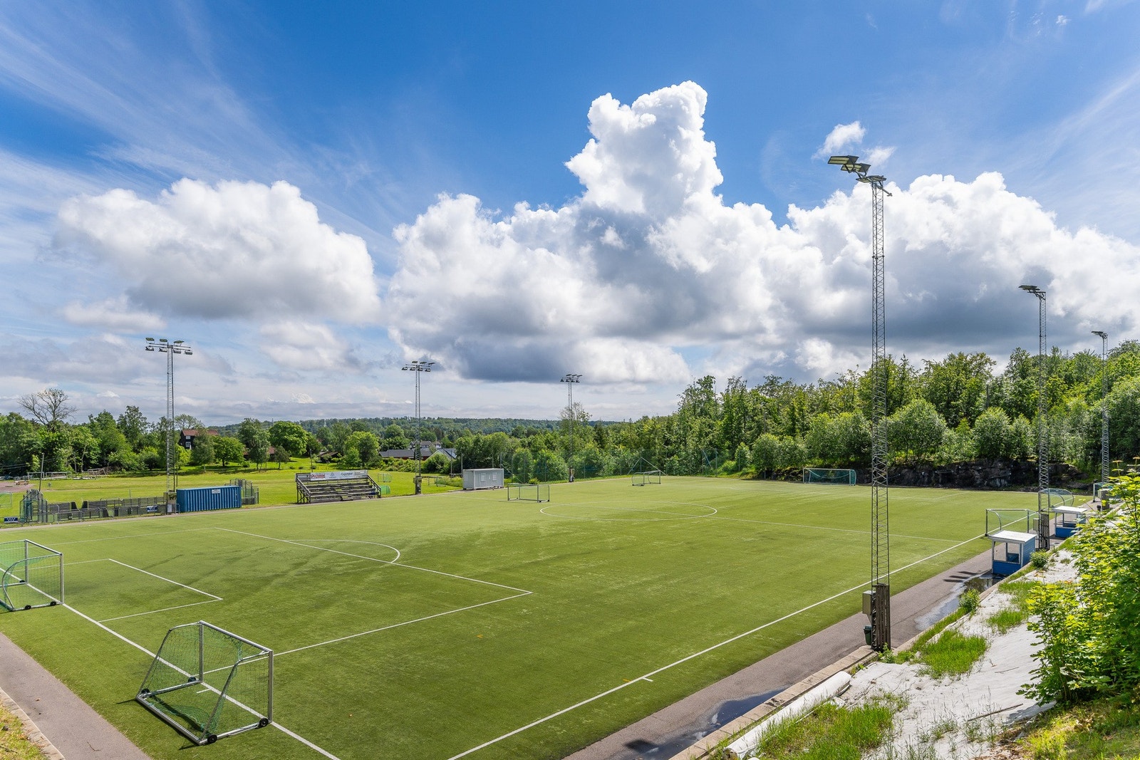 Gangavstand til det meste! Nærområdet kan by på bl.a. barneskole og barnehage, idrettsanlegg og lysløype med turmuligheter, både sommer og vinter. Lett, praktisk, miljøvennlig, sosialt og selvstendighetsfremmende. Galleribilde