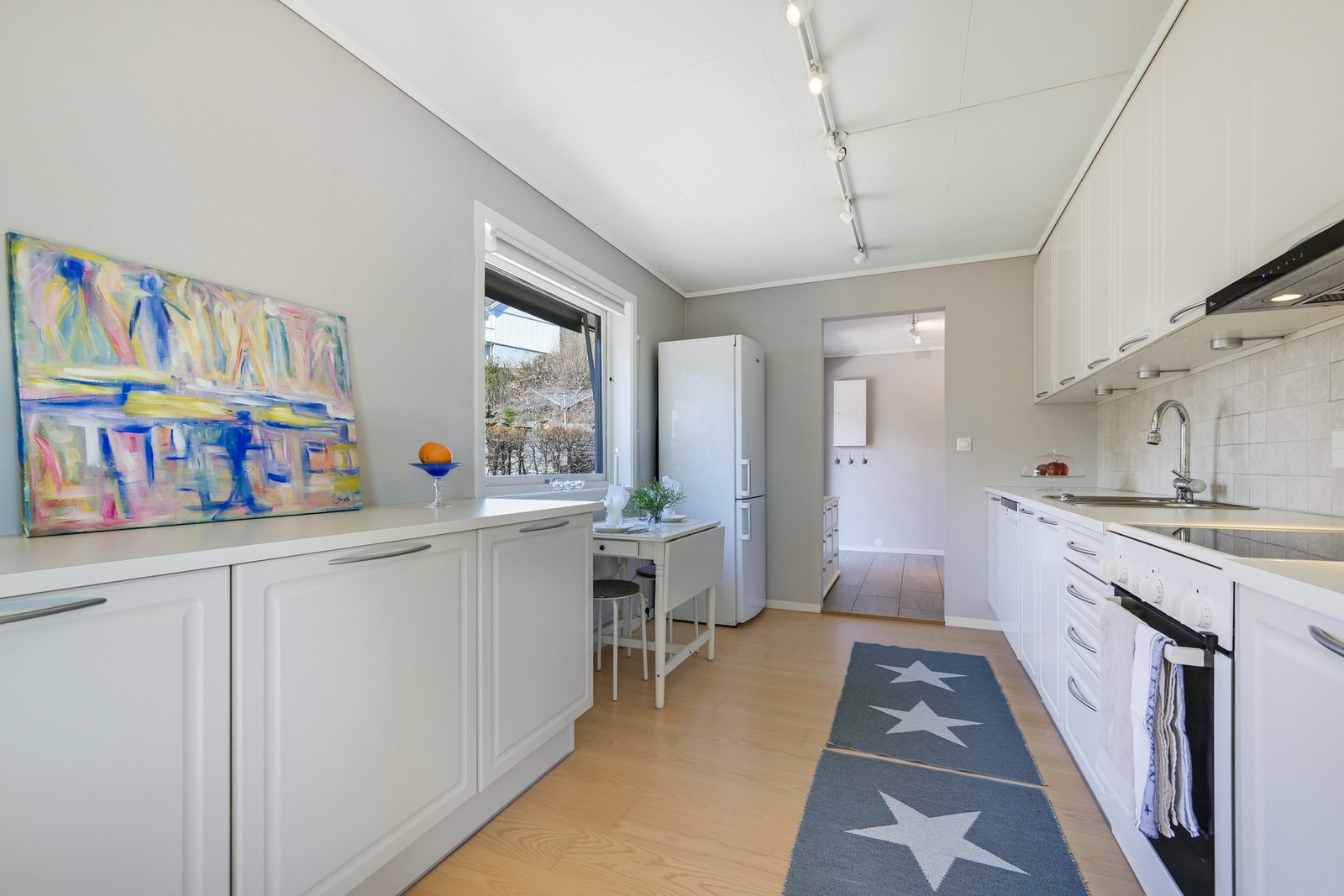 Moderne fargenyanser på vegger og i tak, samt lys parkett på gulvet, går igjen i hele boligen. Galleribilde