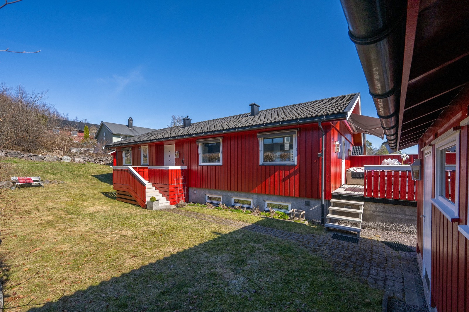 Store deler av tomten er flat og inviterer til lek og moro for store og små. Her er det plass til blant annet trampoline. Galleribilde