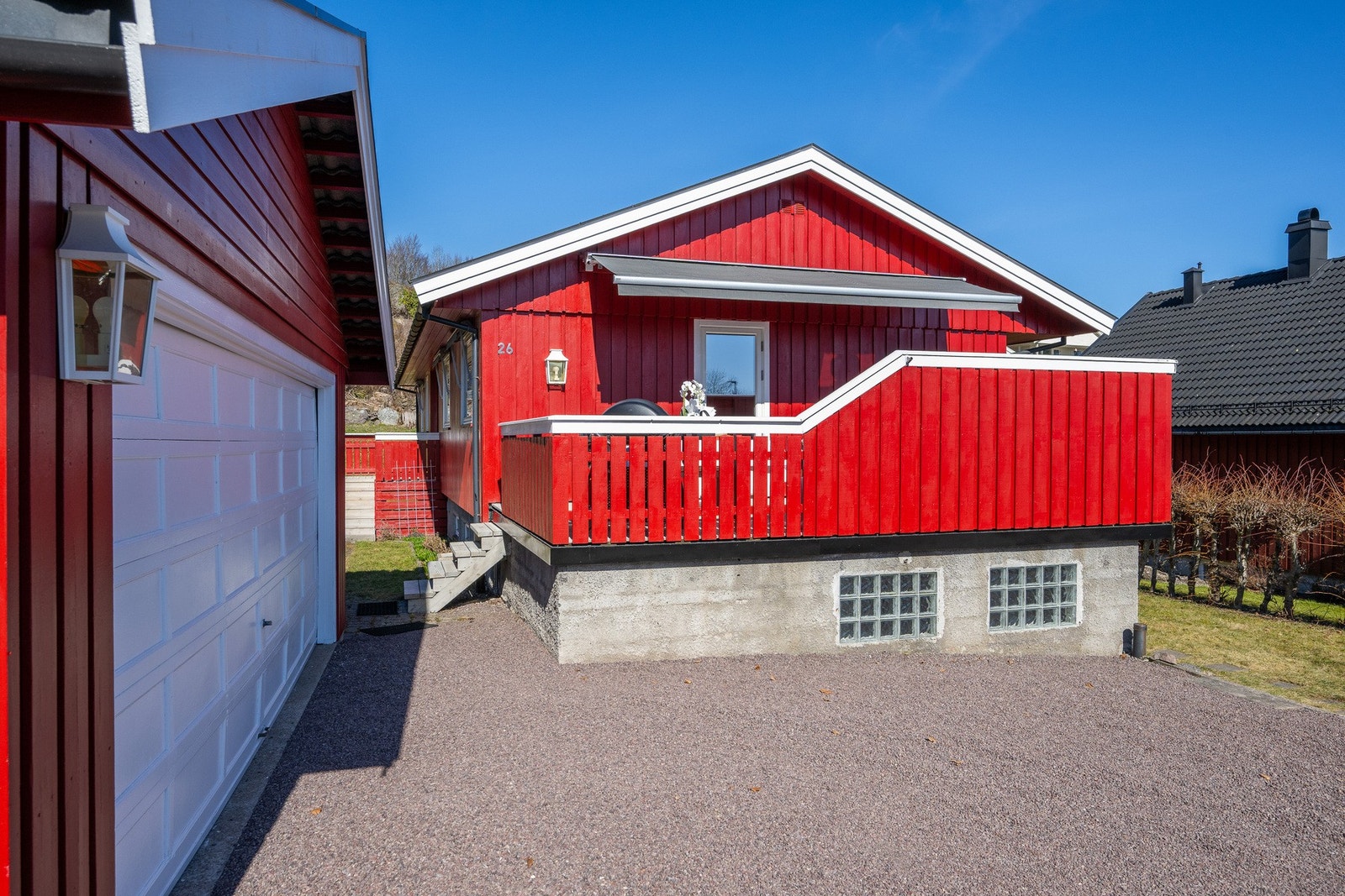 En romslig garasje og gårdsplass sørger for at man har gode parkeringsmuligheter. Bak glassbyggersteinene er det sportsbod, så her kommer det fint lys inn uten innsyn. Hybel har egen parkeringsplass utenfor inngangspartiet. Galleribilde
