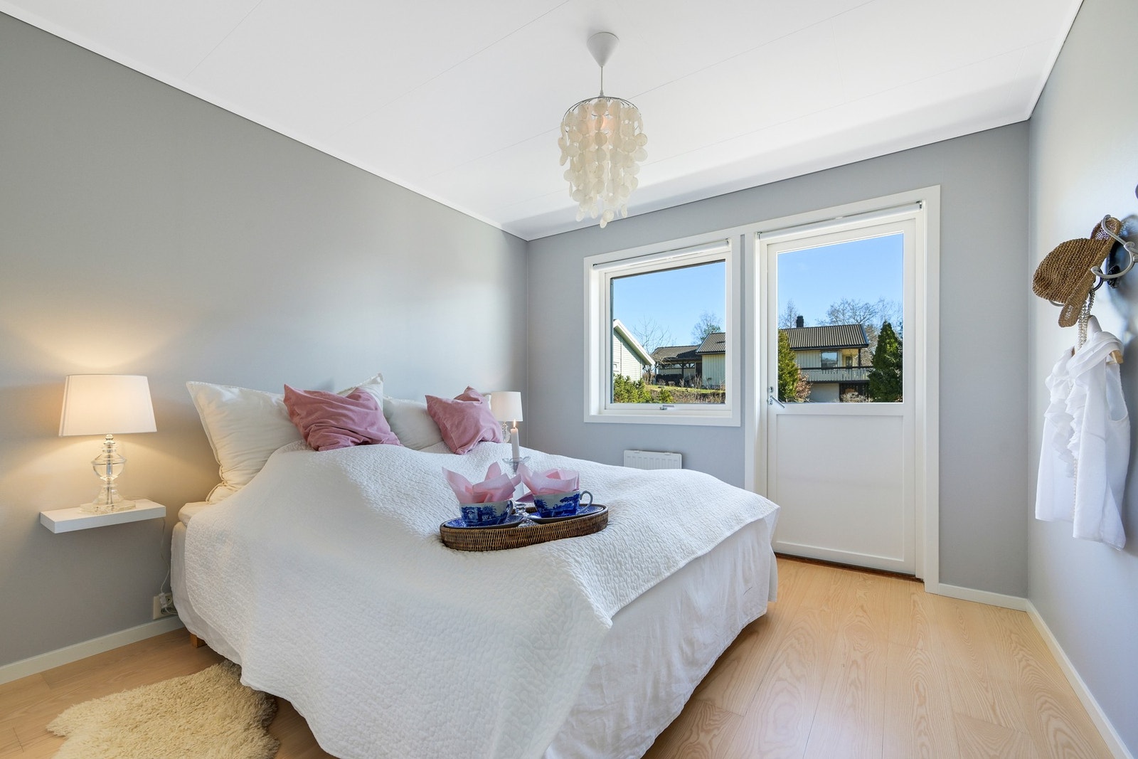 Soverom nr. 1 i hovedetasjen med utgang til luftebalkong. Galleribilde