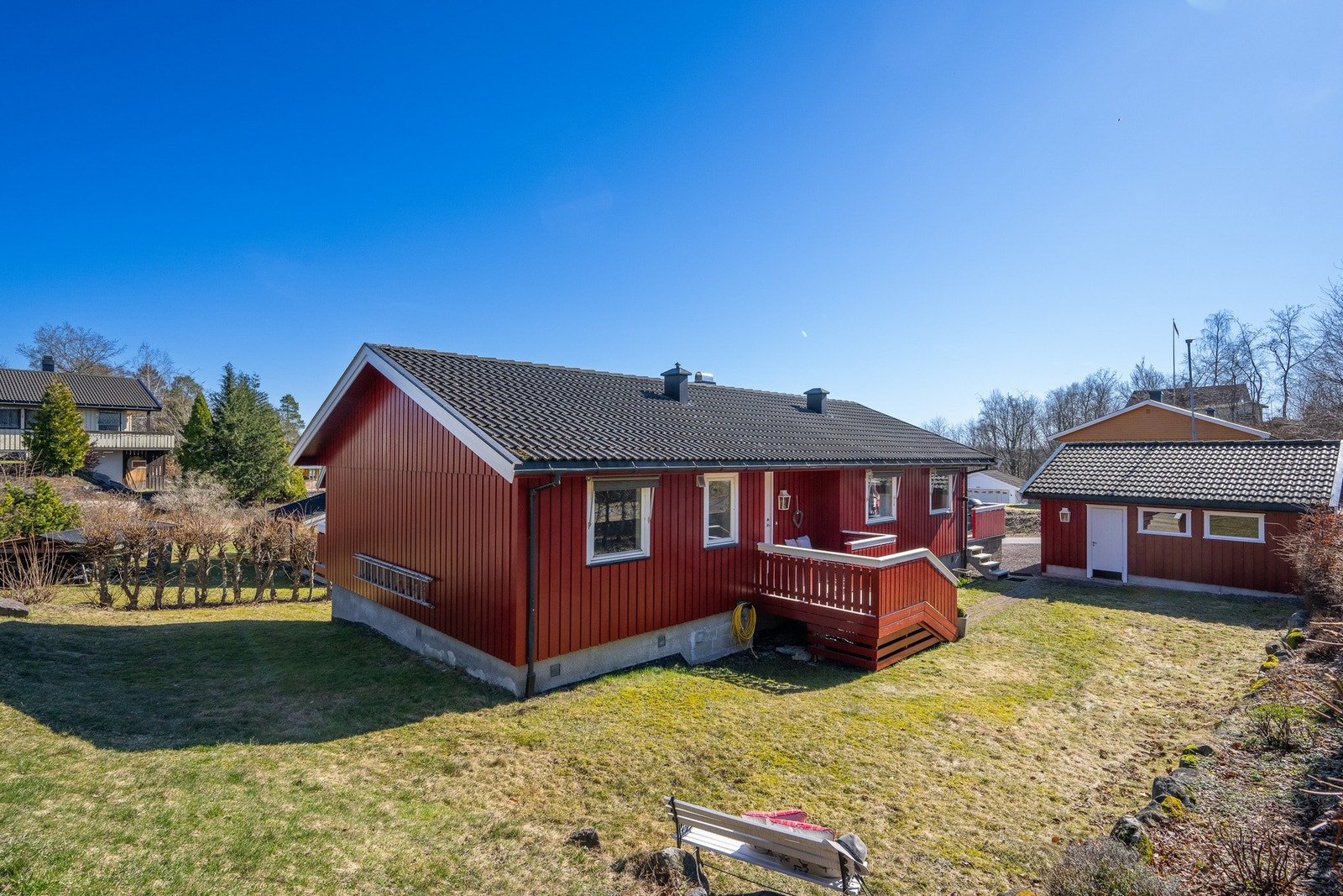 Romslig tomt i Reirveien 26. Hagen grenser til marka. Galleribilde