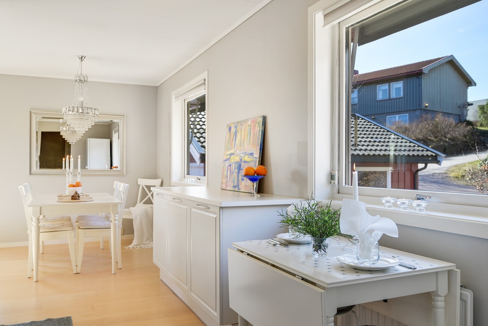 Kjøkkenløsningen gir mulighet til å ha et mindre frokostbord, perfekt for en matbit før skole og jobb. Galleribilde