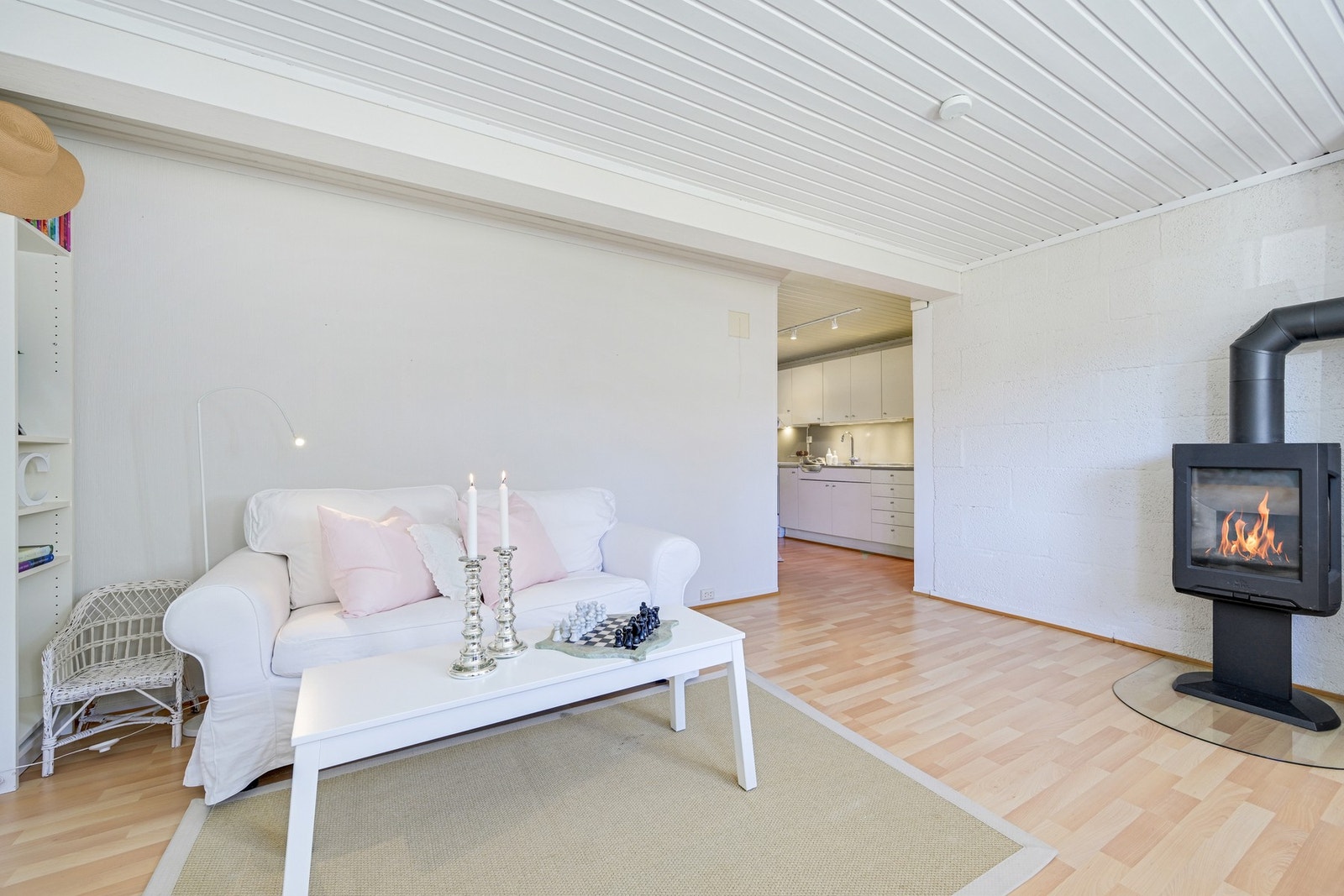 Her er det plass til sofagruppe og stuebord - og vi ser inn til kjøkkenet i bakgrunn. Fleksibiliteten gir plass for en stor barnefamilie som enten kan bruke hele boligen selv eller leie ut hybelen. Galleribilde