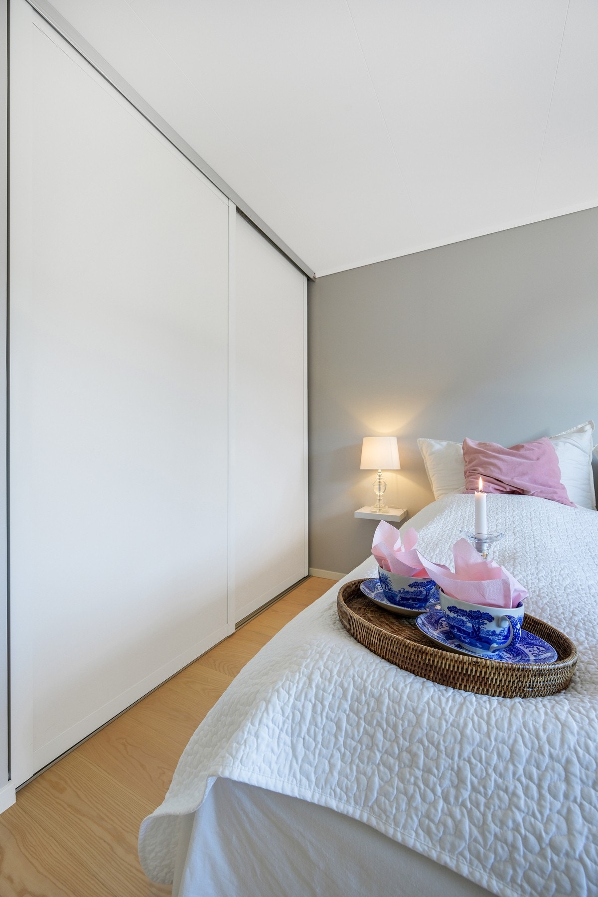 Dette soverommet har praktisk skyvedørsgarderobe. Alle skyvedørsgarderobene er spesialtilpasset på mål fra Elfa. Galleribilde