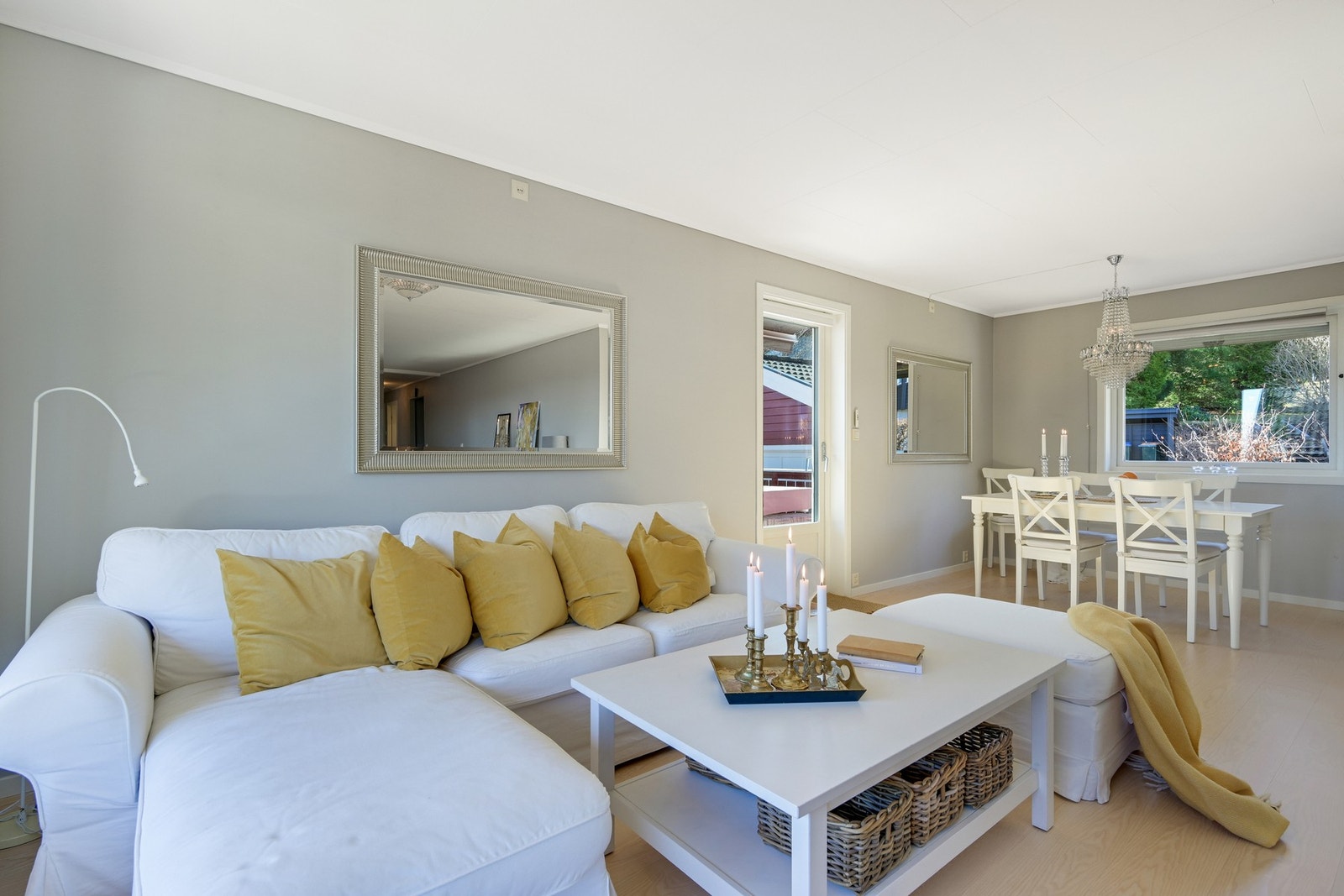 Stuen er malt i nøytrale farger som bidrar til et godt bomiljø. Det er en fargedesigner som har skapt akkurat denne fargenyansen som går igjennom hele hovedetasjen. Galleribilde