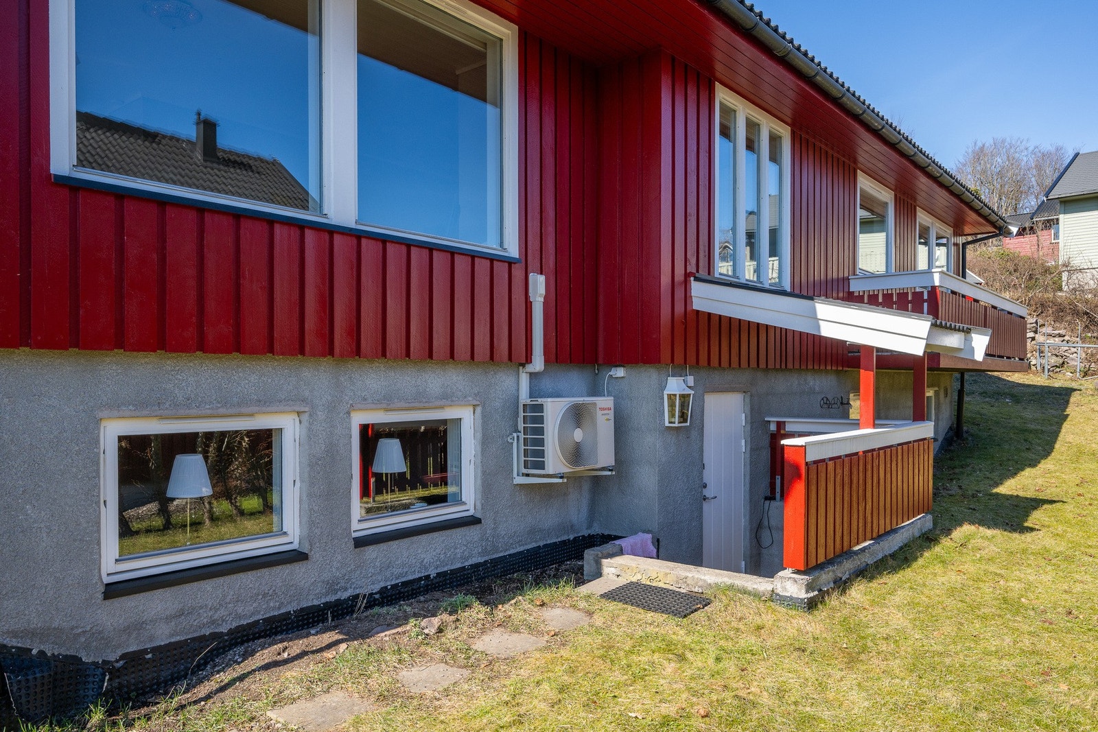 En rekke oppgraderinger er gjort de siste årene, deriblant ble det montert varmepumpe i 2023. Her ser vi nedgangen til hybelen i underetasjen. Galleribilde