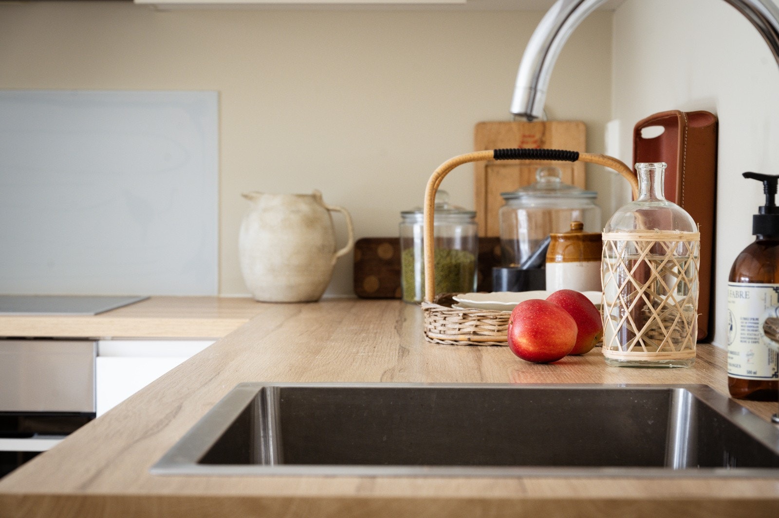 Praktisk nedfelt oppvaskkum i rustfritt stål med ettgreps armatur gir et rent og stilrent uttrykk. Galleribilde