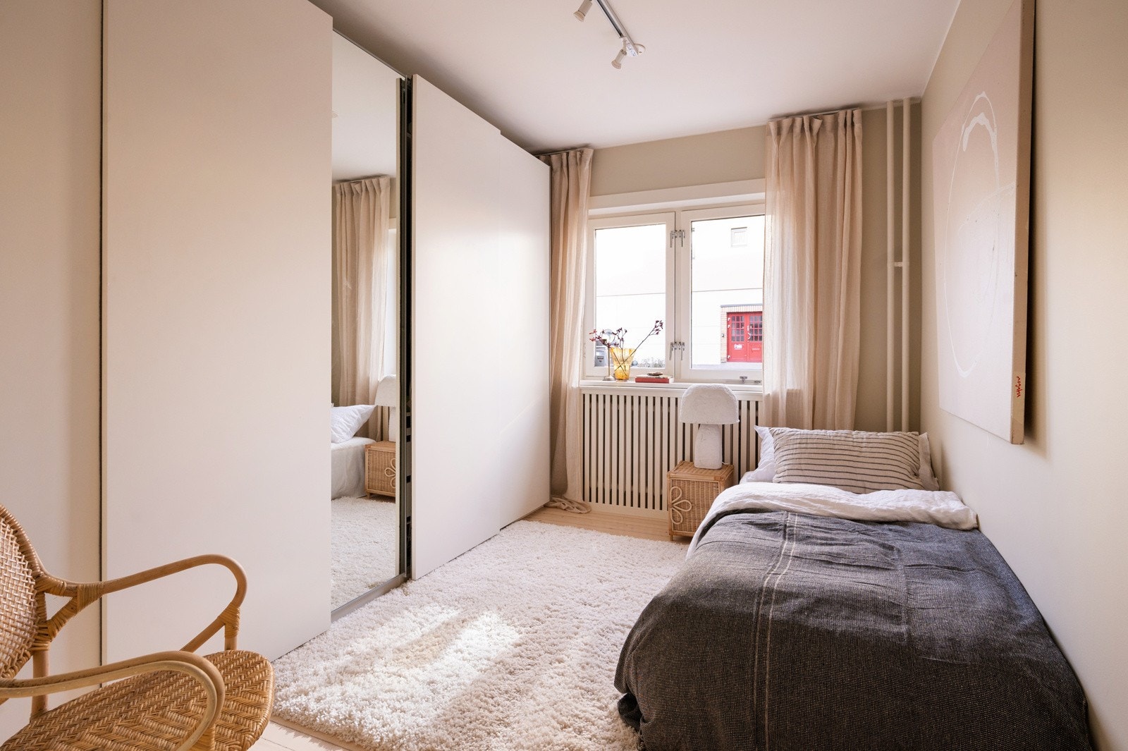 Det andre soverommet egner seg godt som barnerom, gjesterom eller hjemmekontor, og har også gode oppbevaringsmuligheter Galleribilde