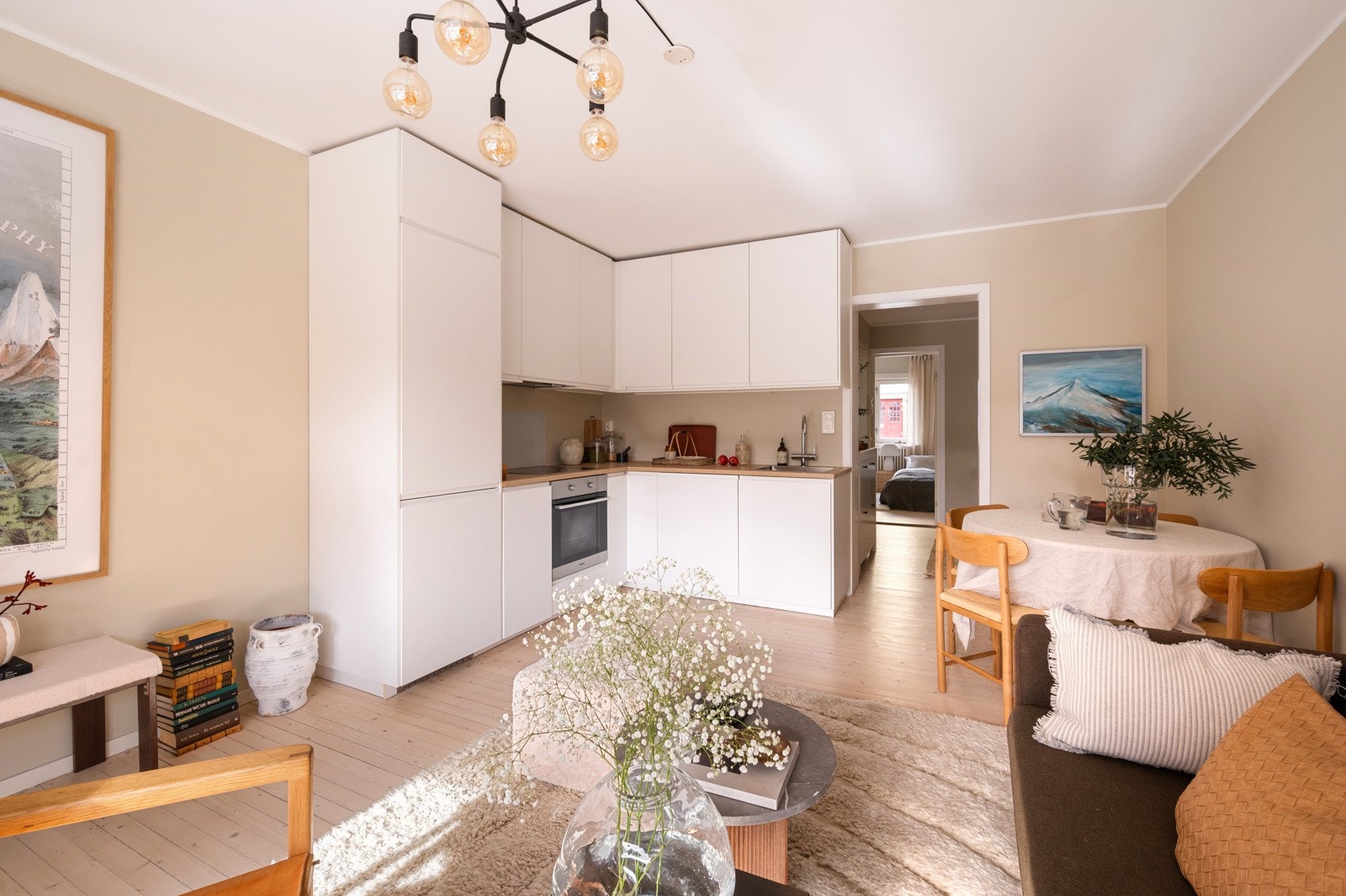 Velkommen til en gjennomgående og innbydende 3-roms leilighet med solrik balkong, stilrene overflater og en gjennomført planløsning. Galleribilde