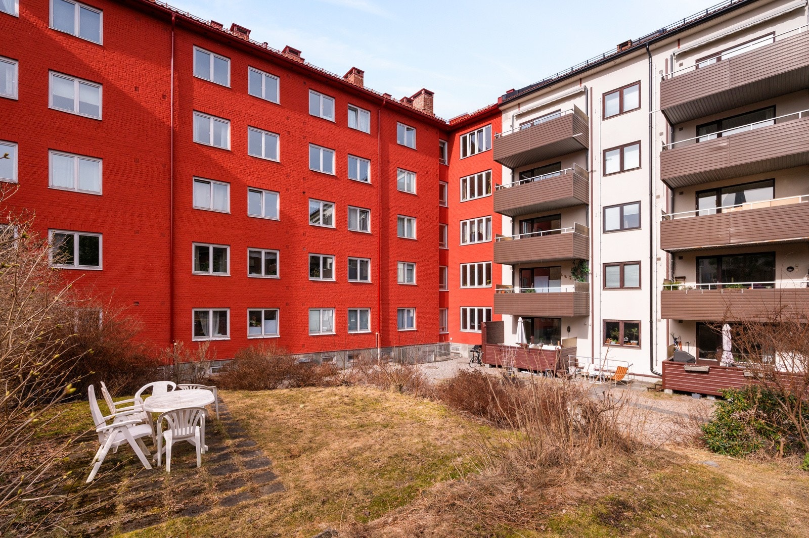 Fra balkongen er det adgang til stort hageområde og grønnsakskasse. Galleribilde