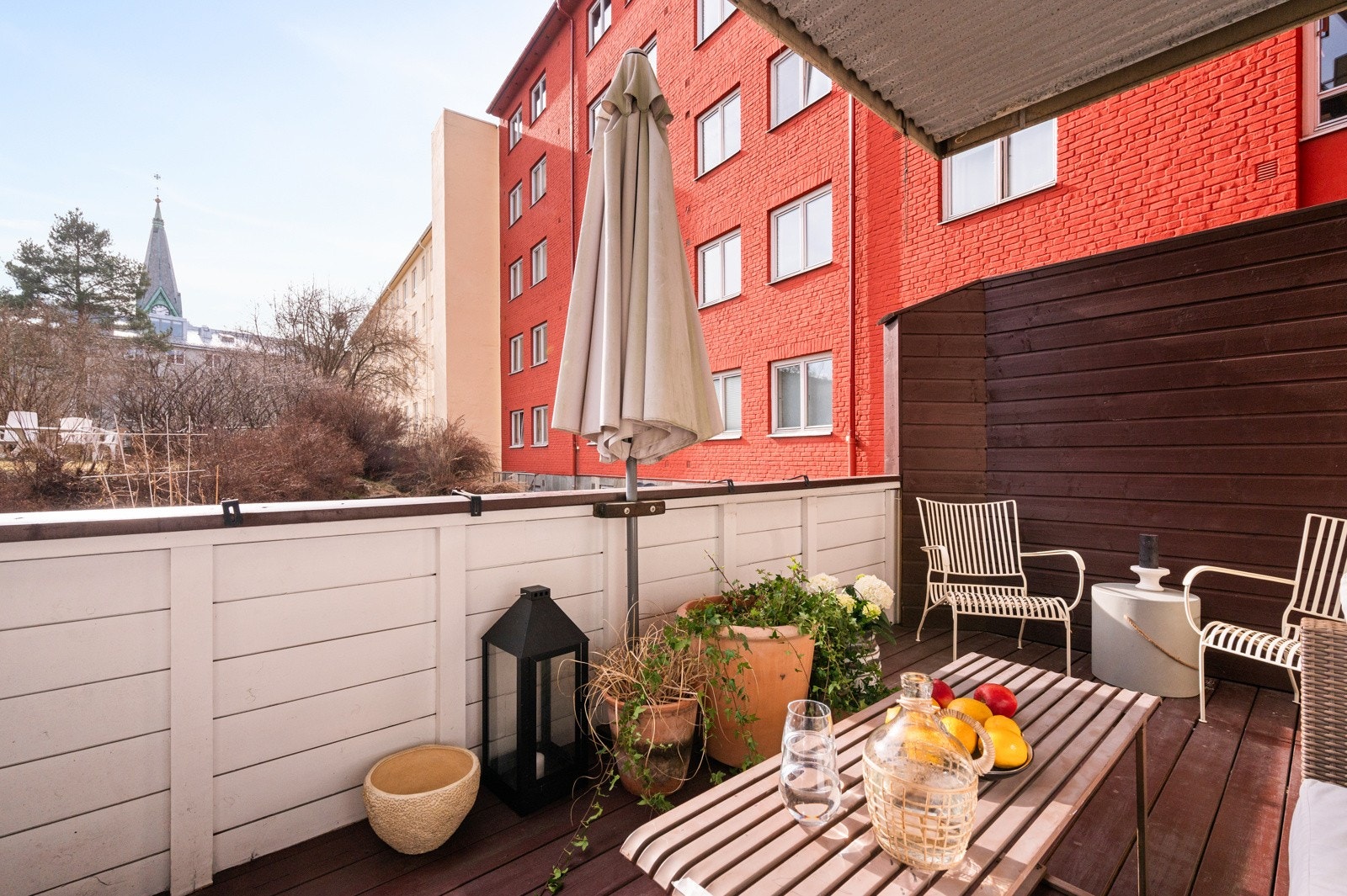 Her har du god plass til forskjellig utemøblement Galleribilde