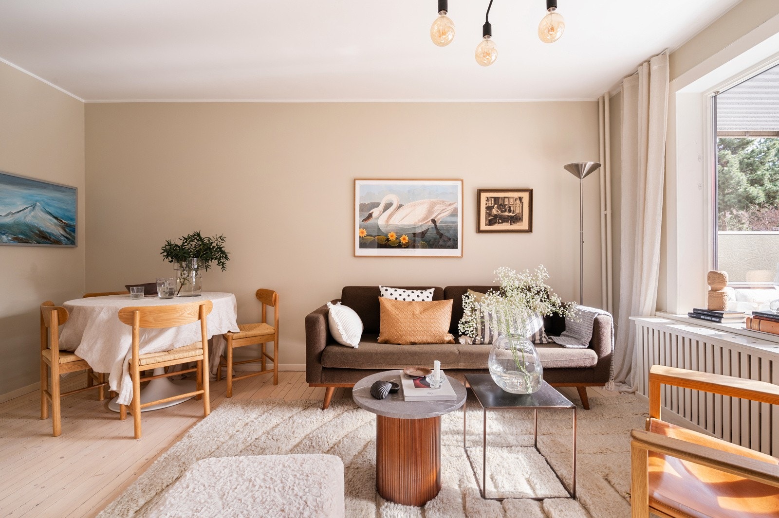 Leiligheten har en lys og innbydende stue med store vindusflater som gir rikelig med naturlig lys og en god romfølelse Galleribilde