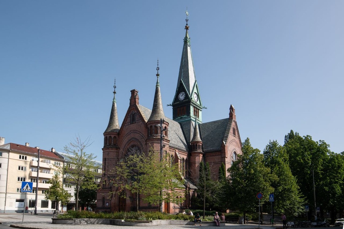 Storslåtte Sagene Kirke, omgitt av grønne parker og et levende nærmiljø Galleribilde
