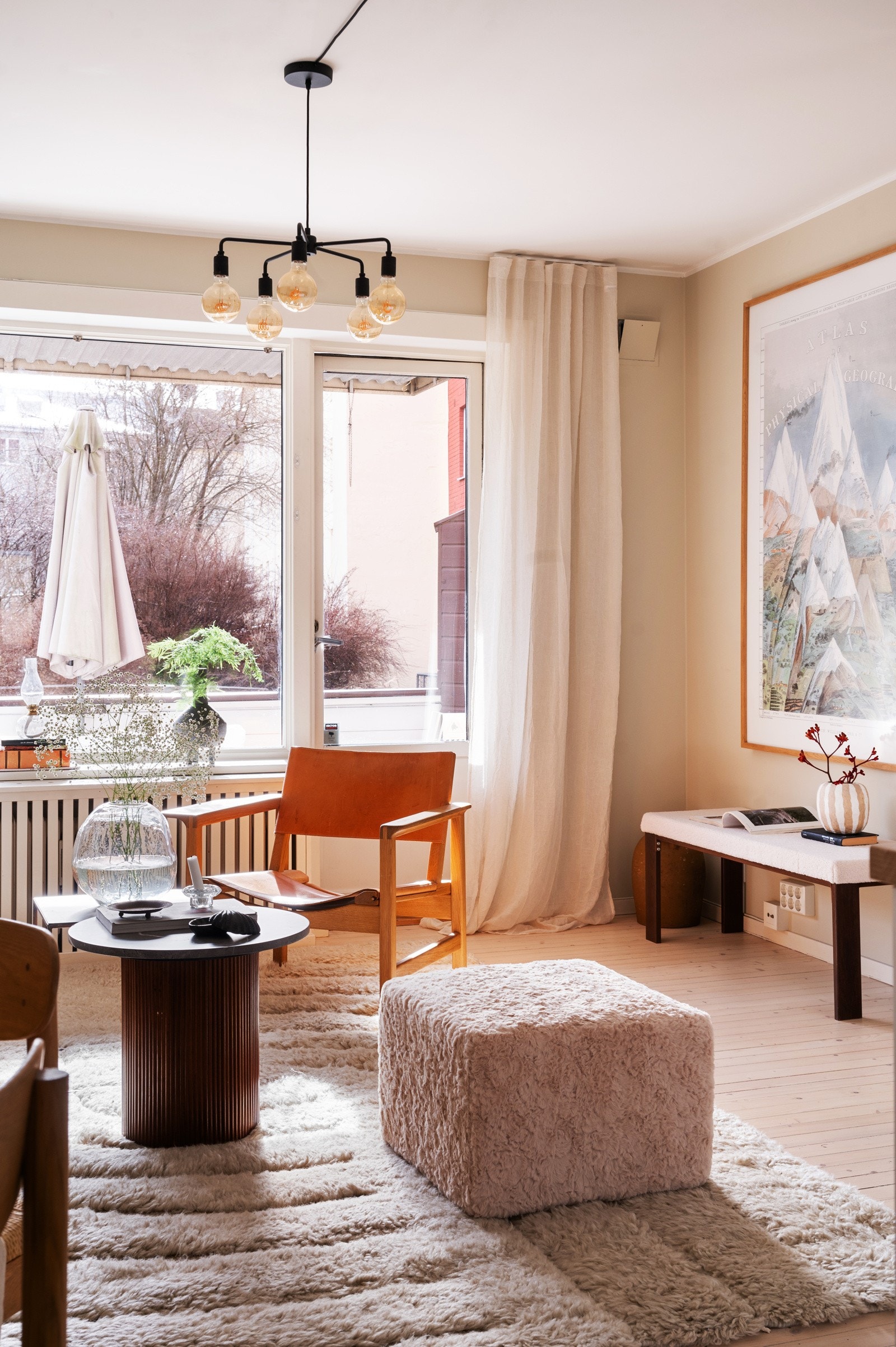 Stuen har en praktisk utforming med plass til både sofagruppe, spisebord og øvrig møblering etter ønske Galleribilde