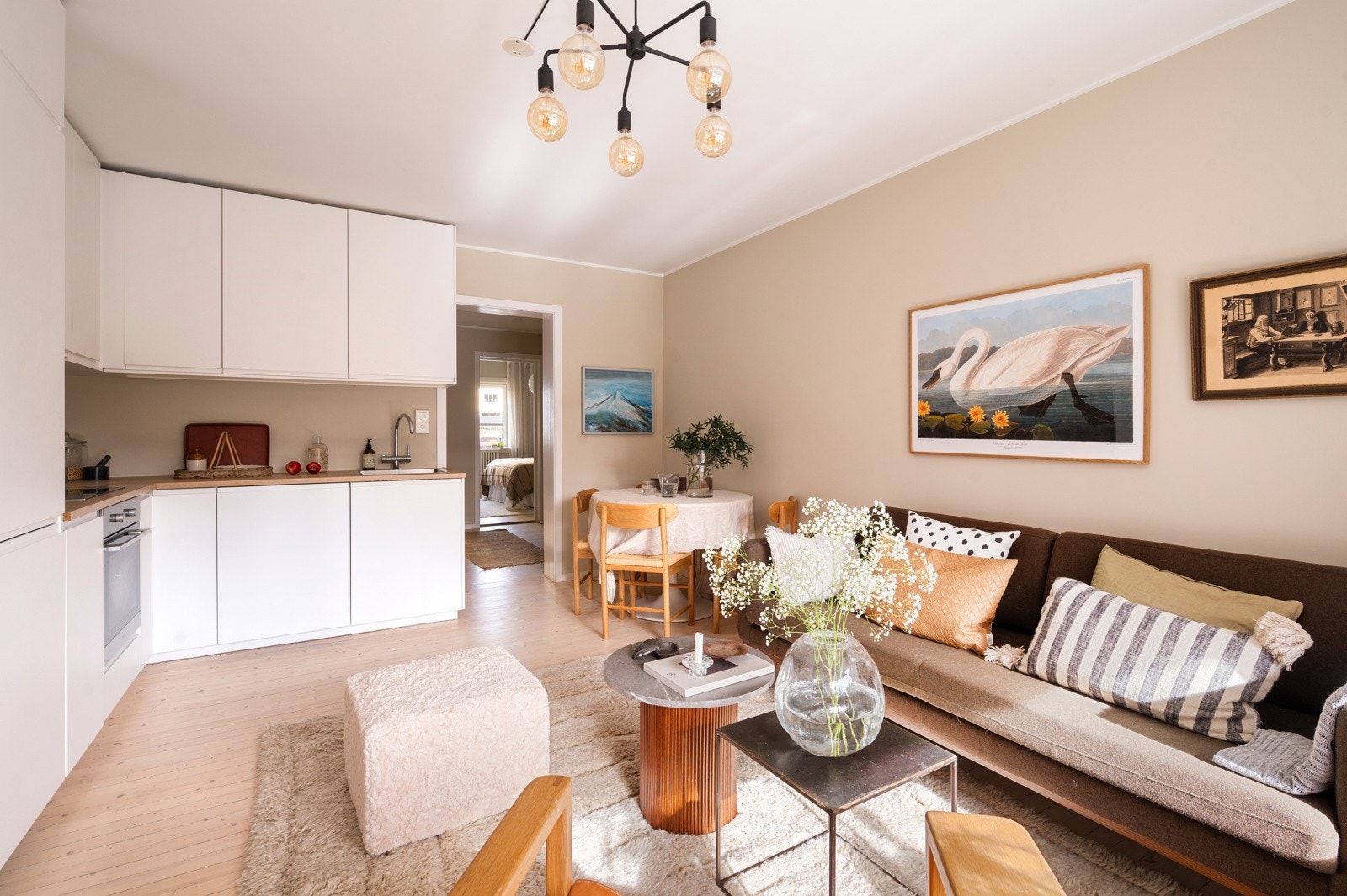 Leiligheten har et moderne og funksjonelt kjøkken med glatte, hvite skapfronter og benkeplater i laminat Galleribilde