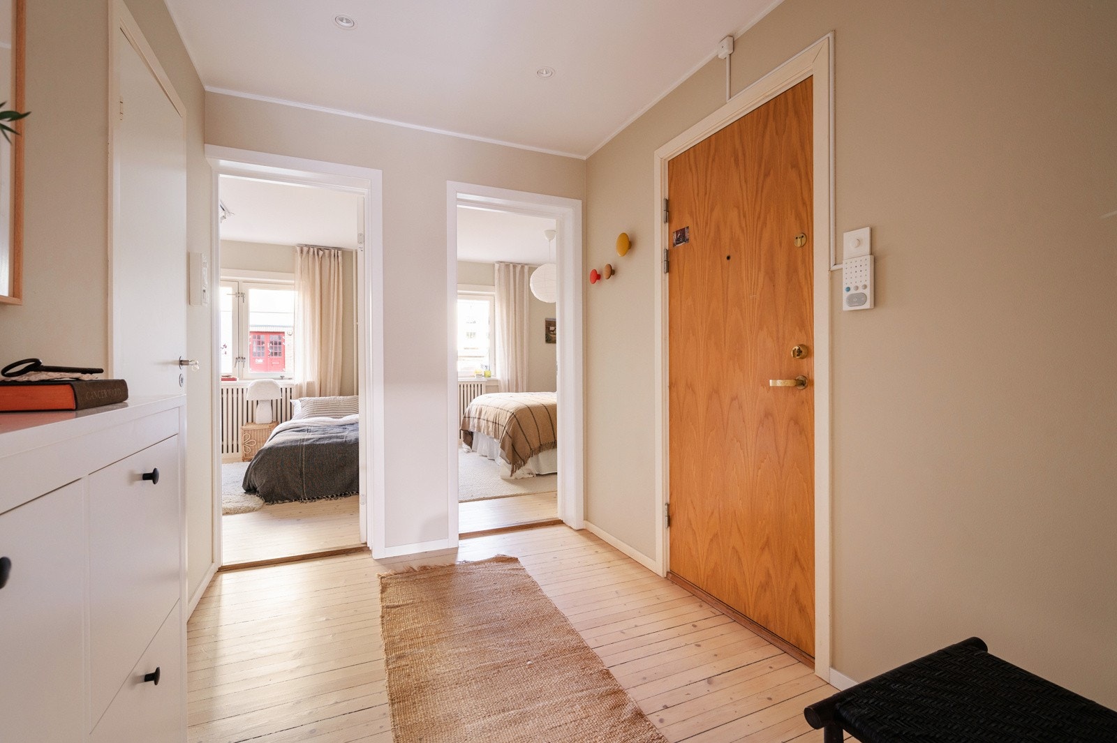 Leiligheten har en romslig og innbydende entré med lyse overflater og god plass til oppbevaring Galleribilde