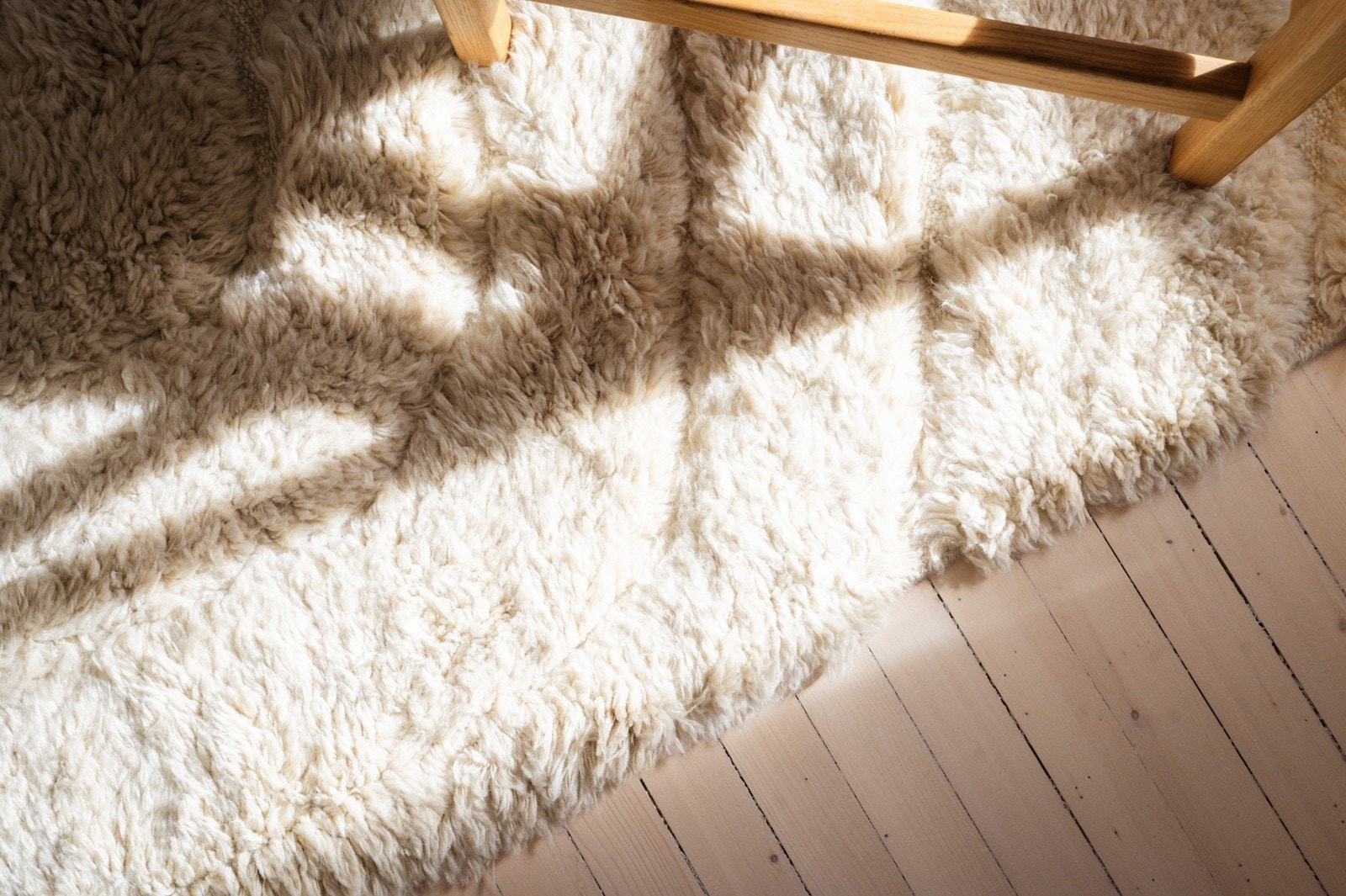 Gulvet ble slipt og behandlet i 2025 og fremstår lyst og moderne Galleribilde