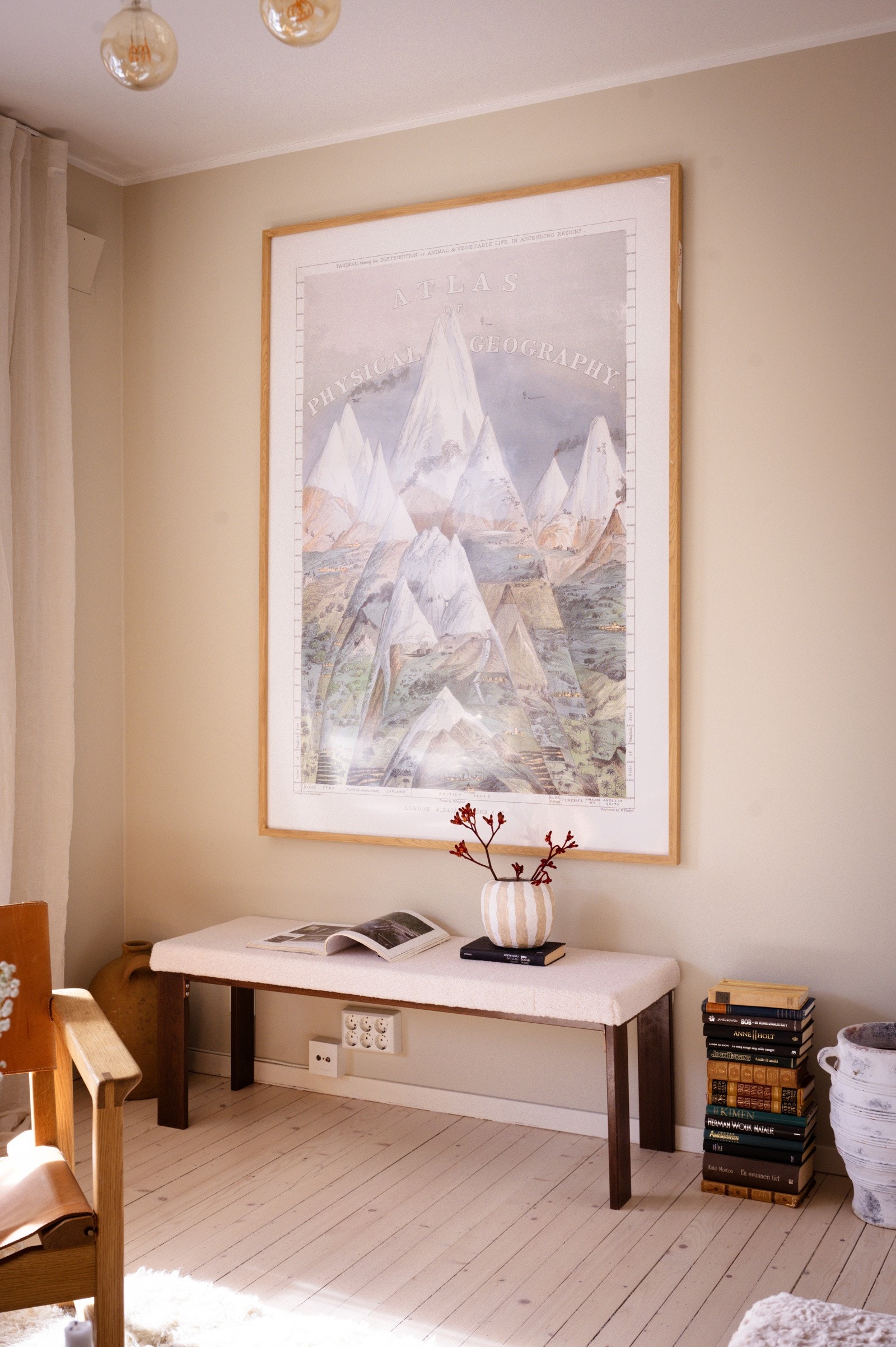 Veggene er malt i lun og innbydende beigetone Galleribilde