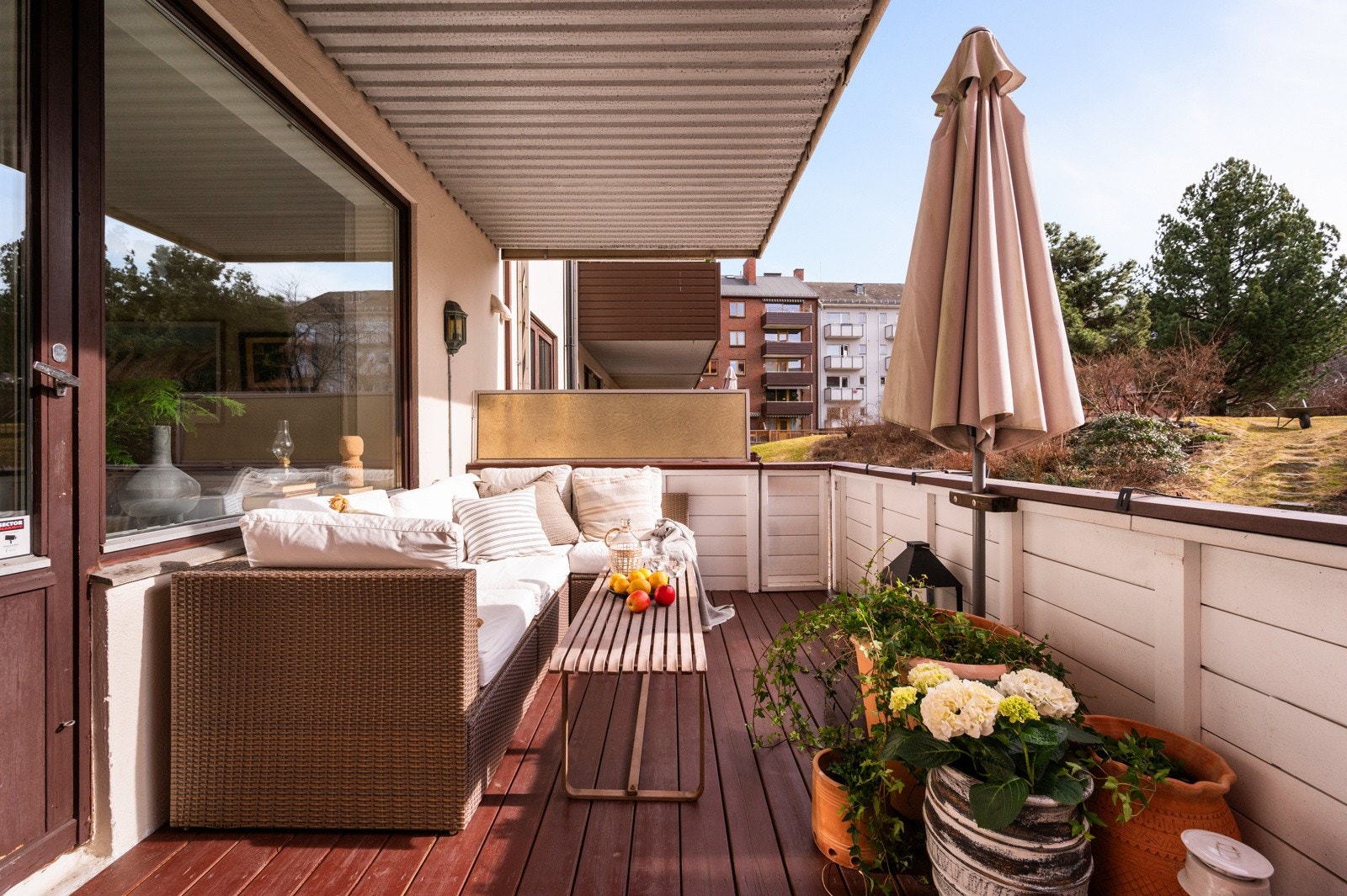 Balkongen er utstyrt med fastmontert parasoll Galleribilde