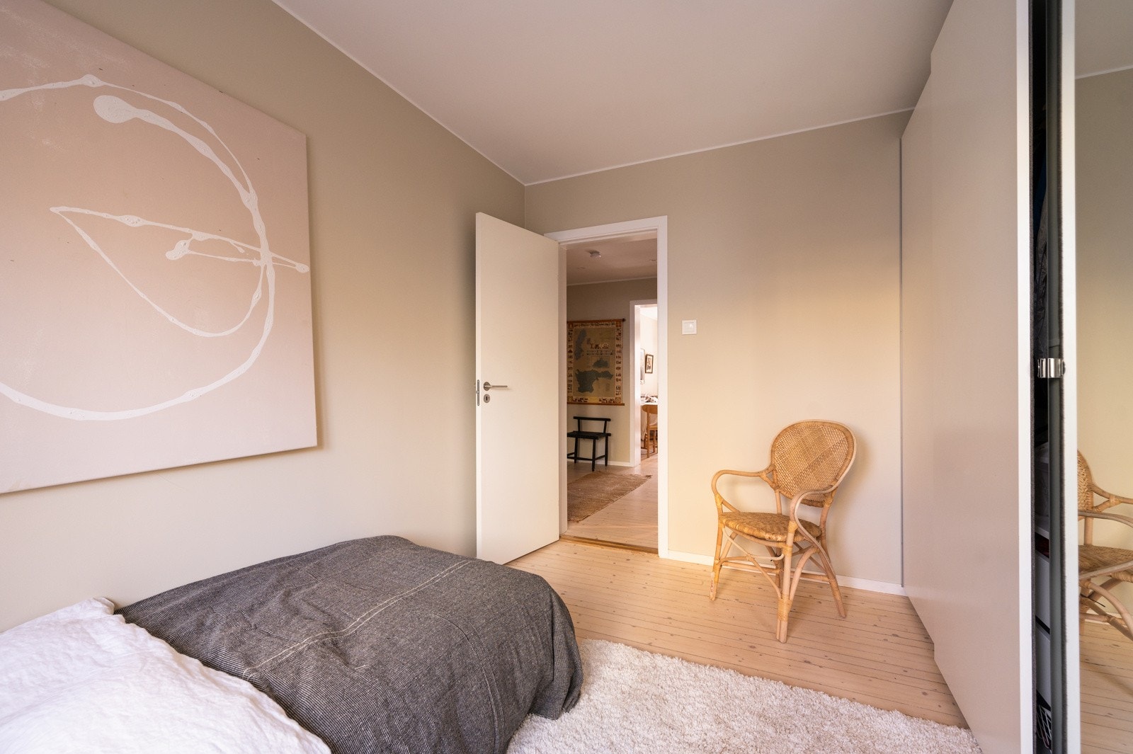 Begge rommene har vinduer som slipper inn rikelig med dagslys og gir en lun og trivelig romfølelse. Galleribilde