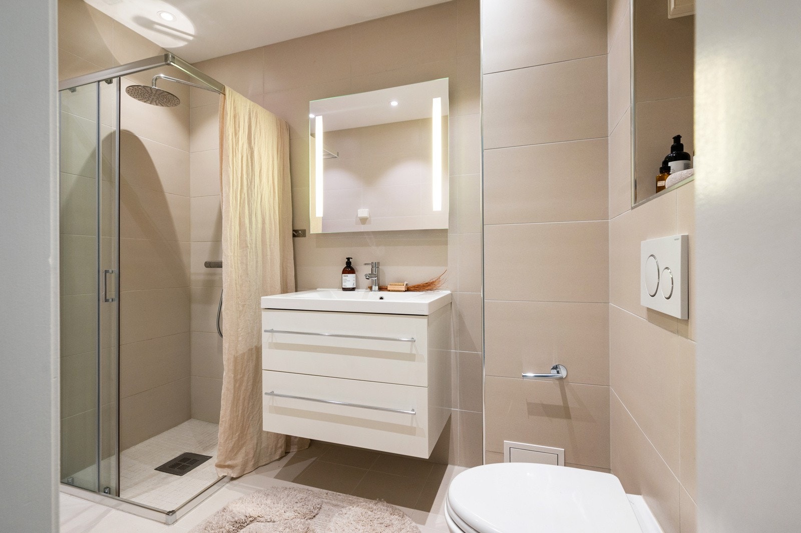 Leiligheten har et pent og funksjonelt baderom som ble totalrenovert i 2015 Galleribilde