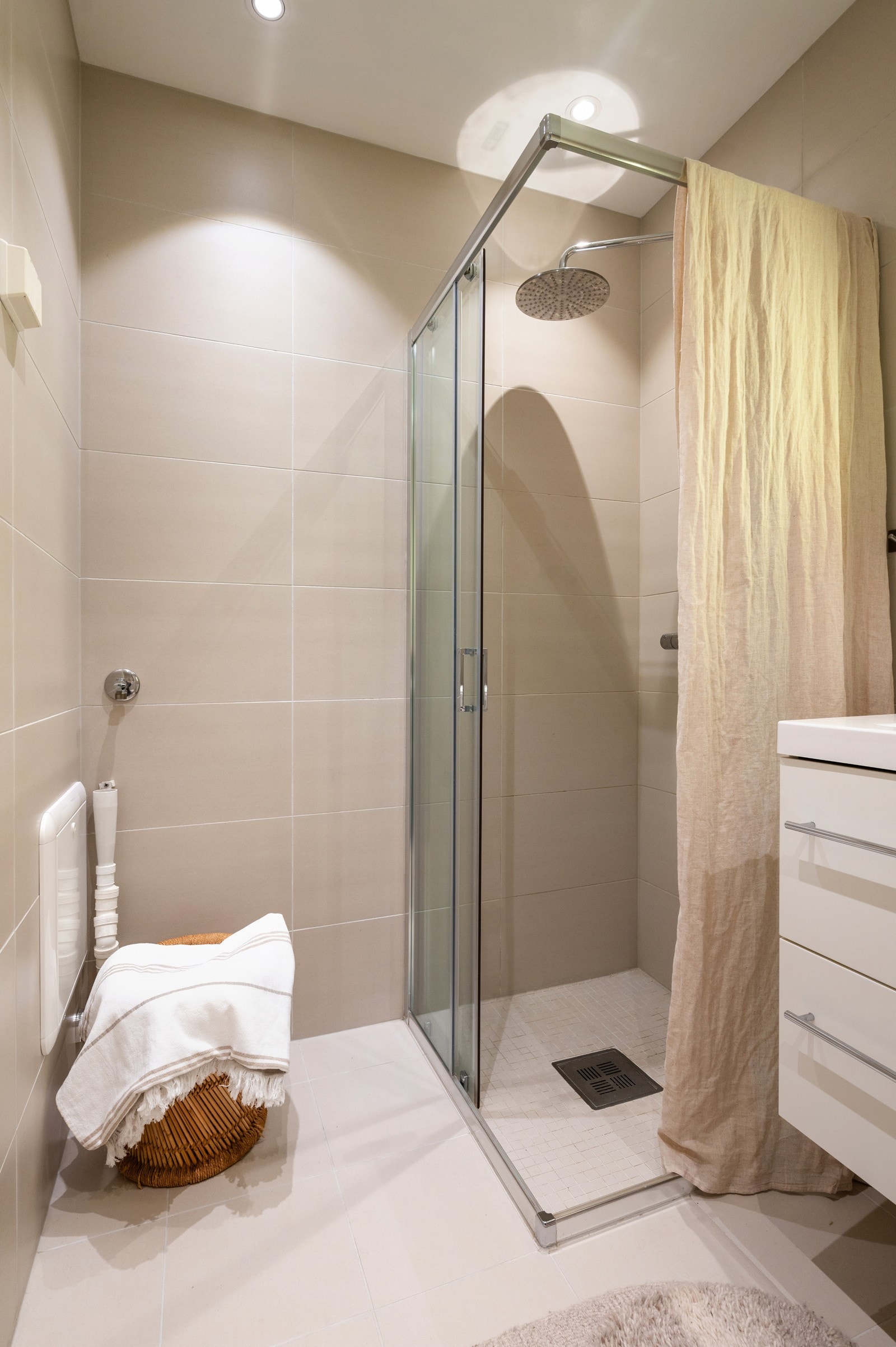 Dusjsonen er utstyrt med herdet glassdører og dusj direkte på flislagt gulv Galleribilde