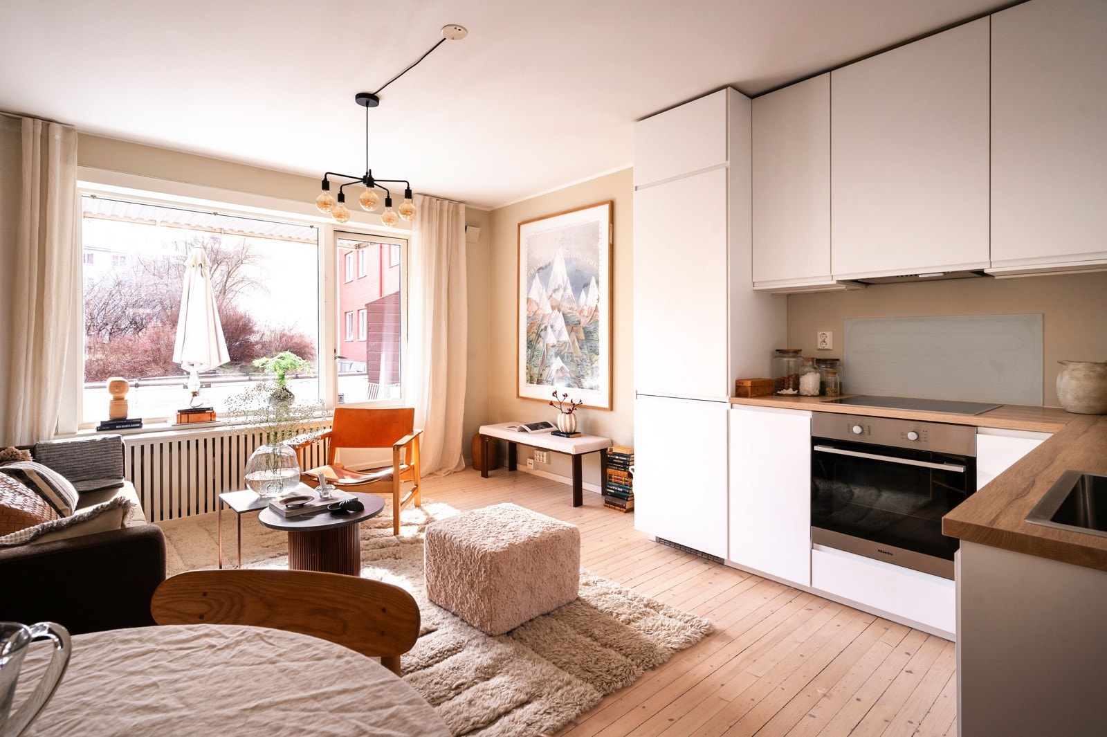 Kjøkkenet er utstyrt med integrerte hvitevarer som oppvaskmaskin, stekeovn, induksjonstopp og kombinert kjøl-/fryseskap Galleribilde