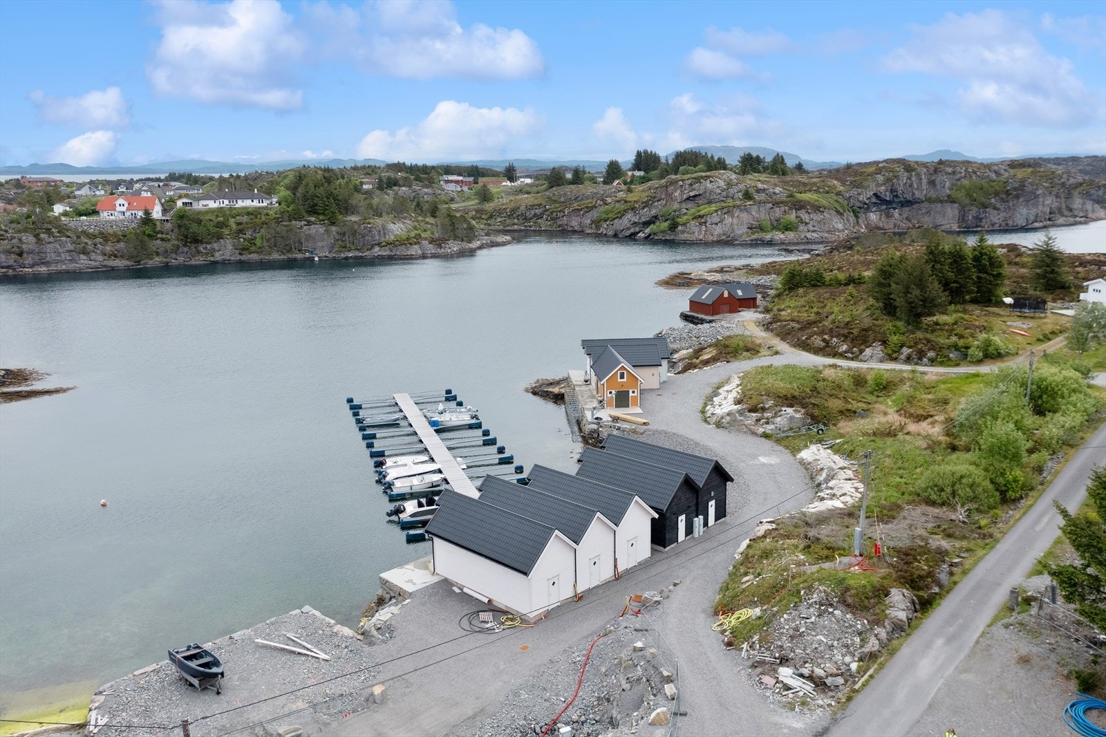 Lun og fin havn skjermet for vær og vind Galleribilde