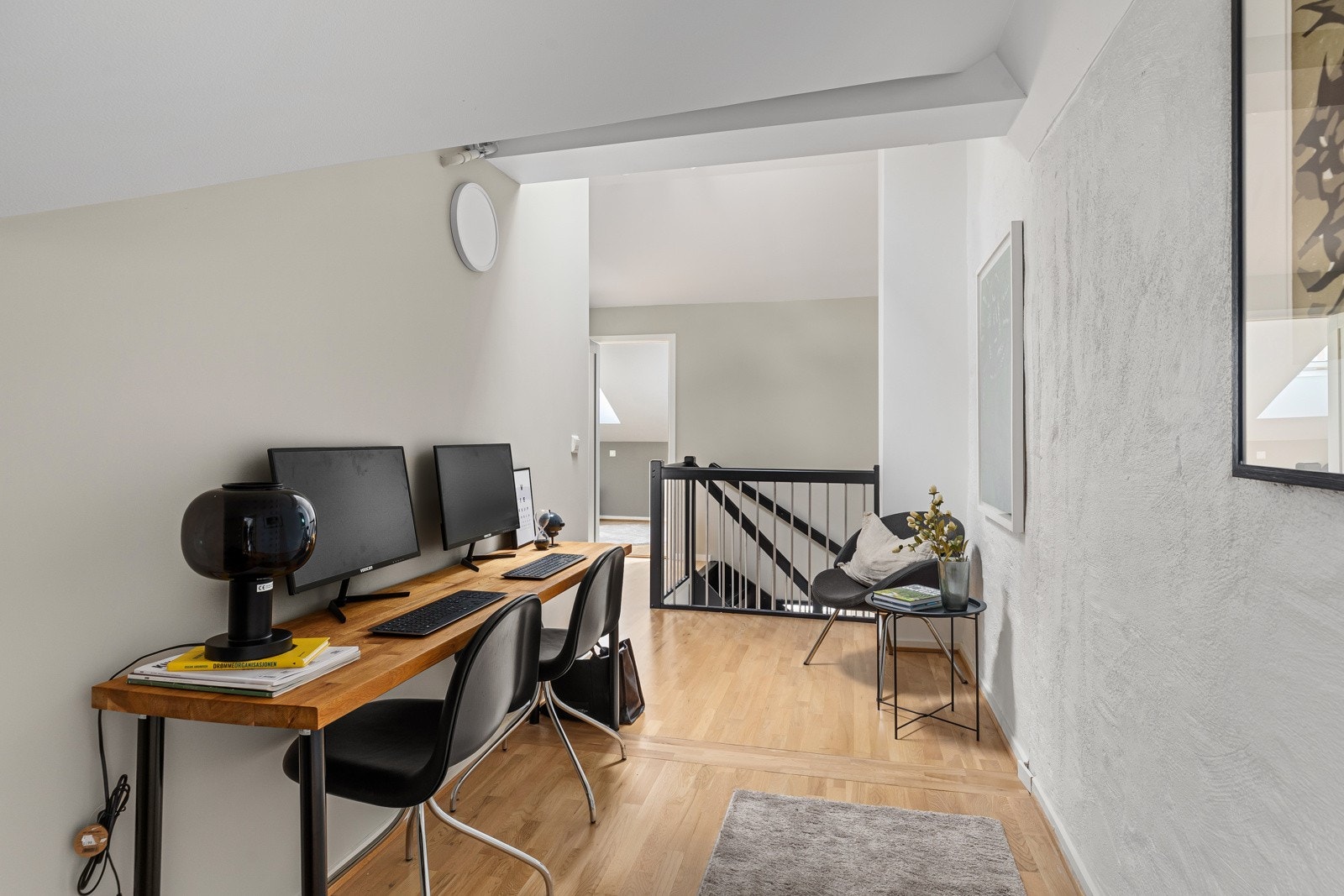 God plass til eget kontor i overetasjen Galleribilde