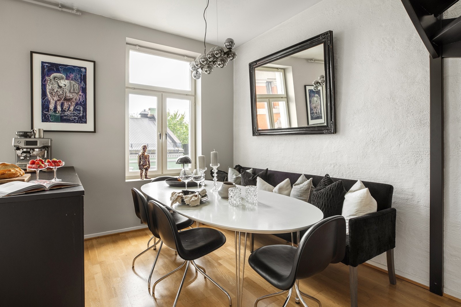 Her har du også plass til det store spisebordet som skaper en sosial og god stemning Galleribilde