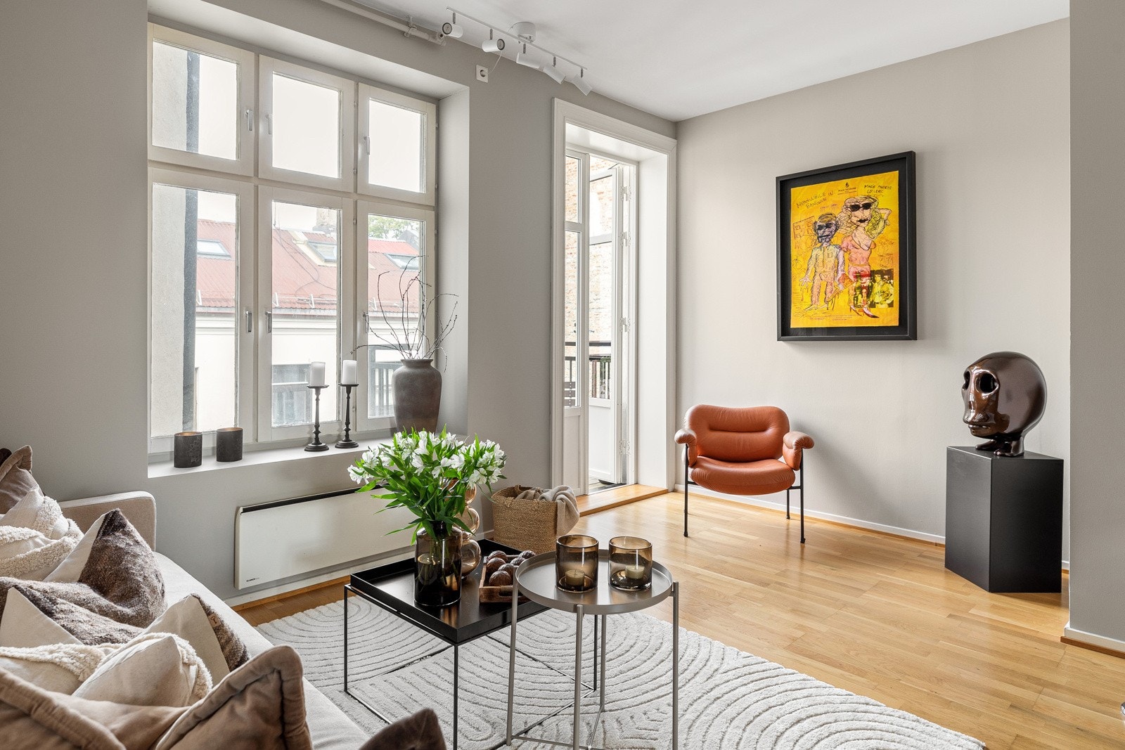 Parkett på gulv og god plass til møblering etter ønske Galleribilde