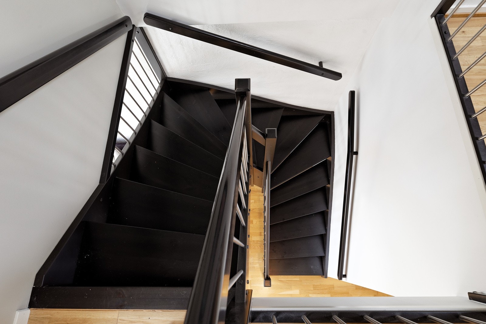 Stor og romslig innvendig trapp med fine rekkverk Galleribilde