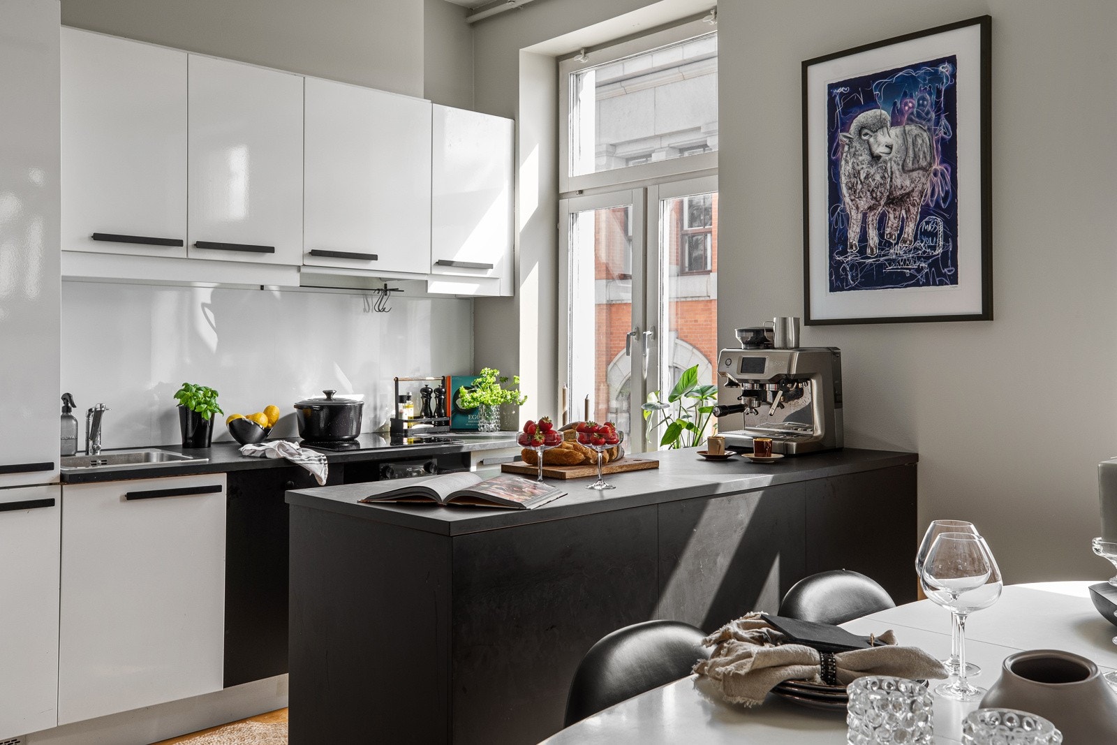 Kjøkkeninnredning med slette fronter og overskap med benkebelysning Galleribilde