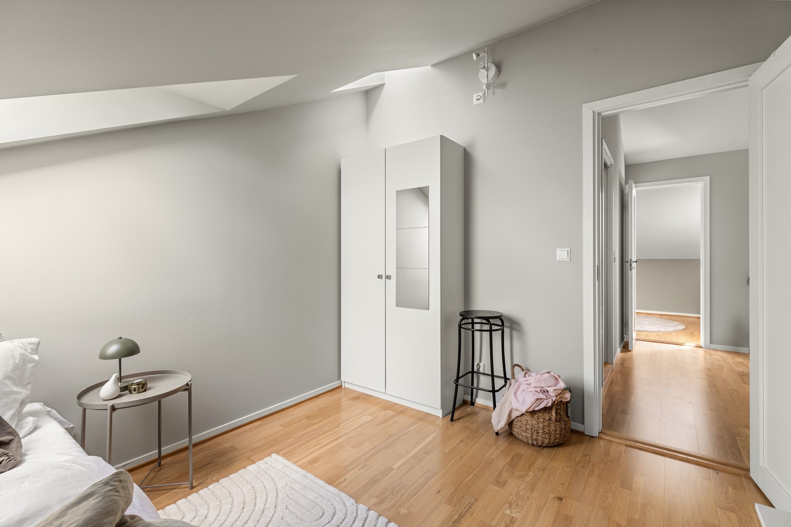 Store takvindu som skaper en luftig og behagelig atmosfære Galleribilde