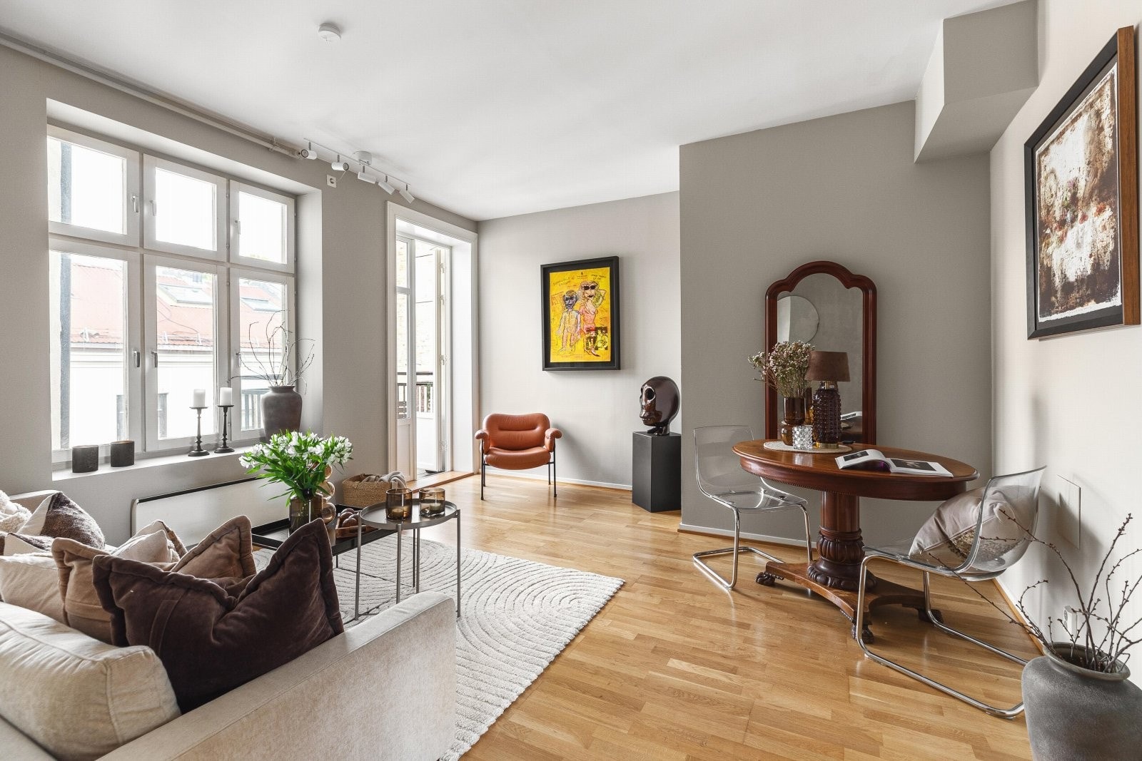 Stuen holder som resten av leiligheten en god og attraktiv standard, med tidsriktige fargevalg, store vindusflater med dype karmer Galleribilde