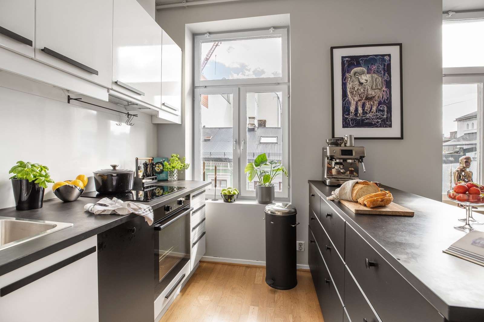 Leiligheten ble utstyrt med ny kjøkkenøy i 2020 Galleribilde