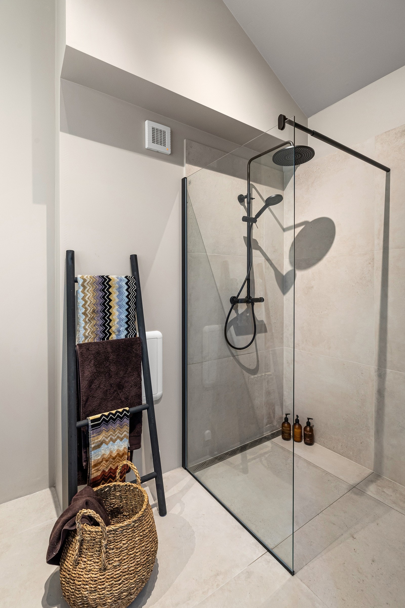 Her får du flislagte flater i lekker utførelse, varmekabler i gulv, delikat dusjnisje, veggmontert servantskap og vegghengt WC Galleribilde