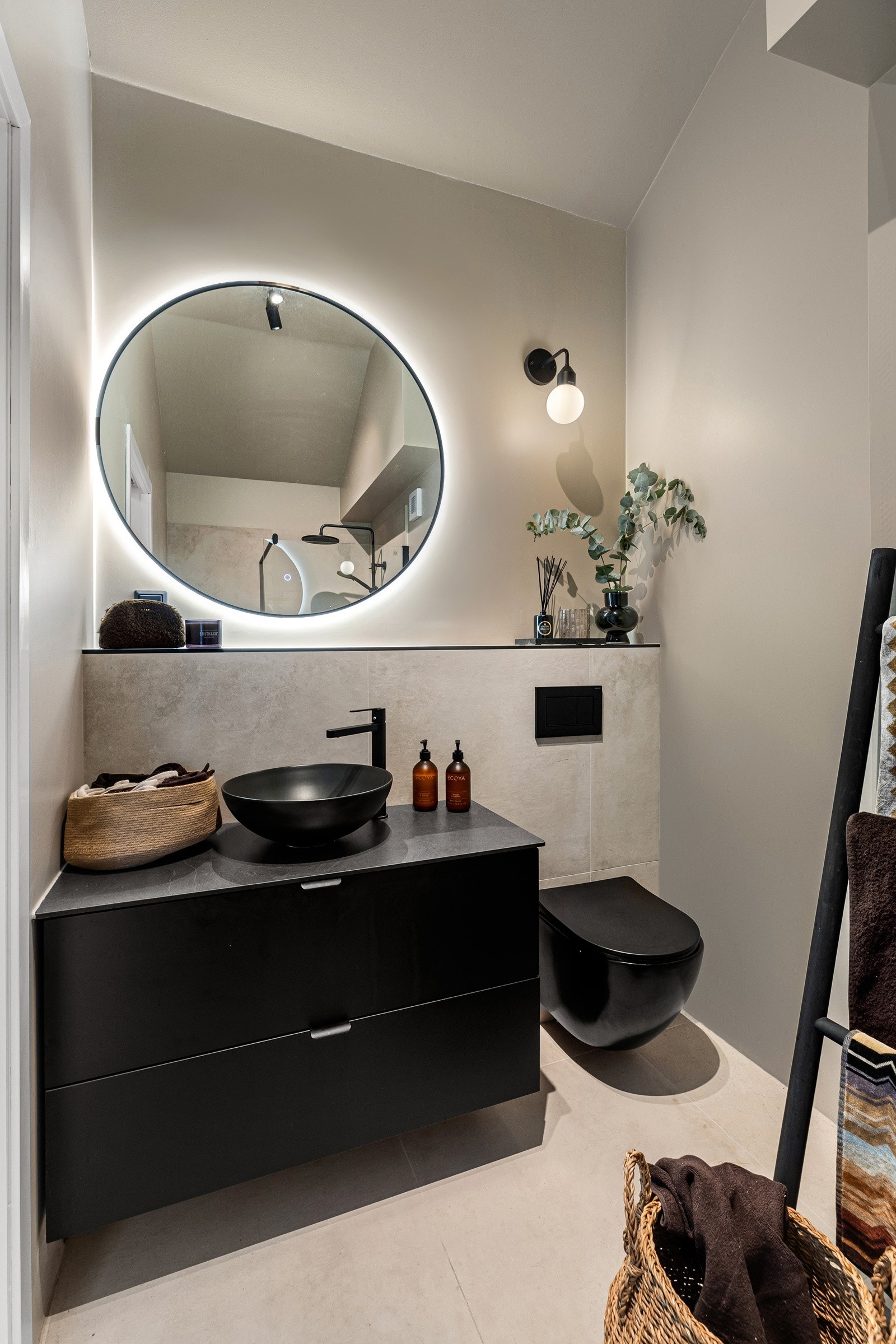 Baderommet i overetasjen ble pusset opp i 2023 og holder en gjennomgående moderne standard på alle punkter Galleribilde