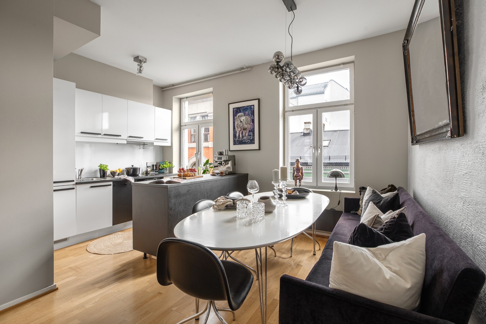 Integrerte hvitevarer som oppvaskmaskin fra Samsung (2022), kjøl/frys fra Whirlpool, stekeovn fra Gorenje og platetopp fra Thermex (2023) Galleribilde