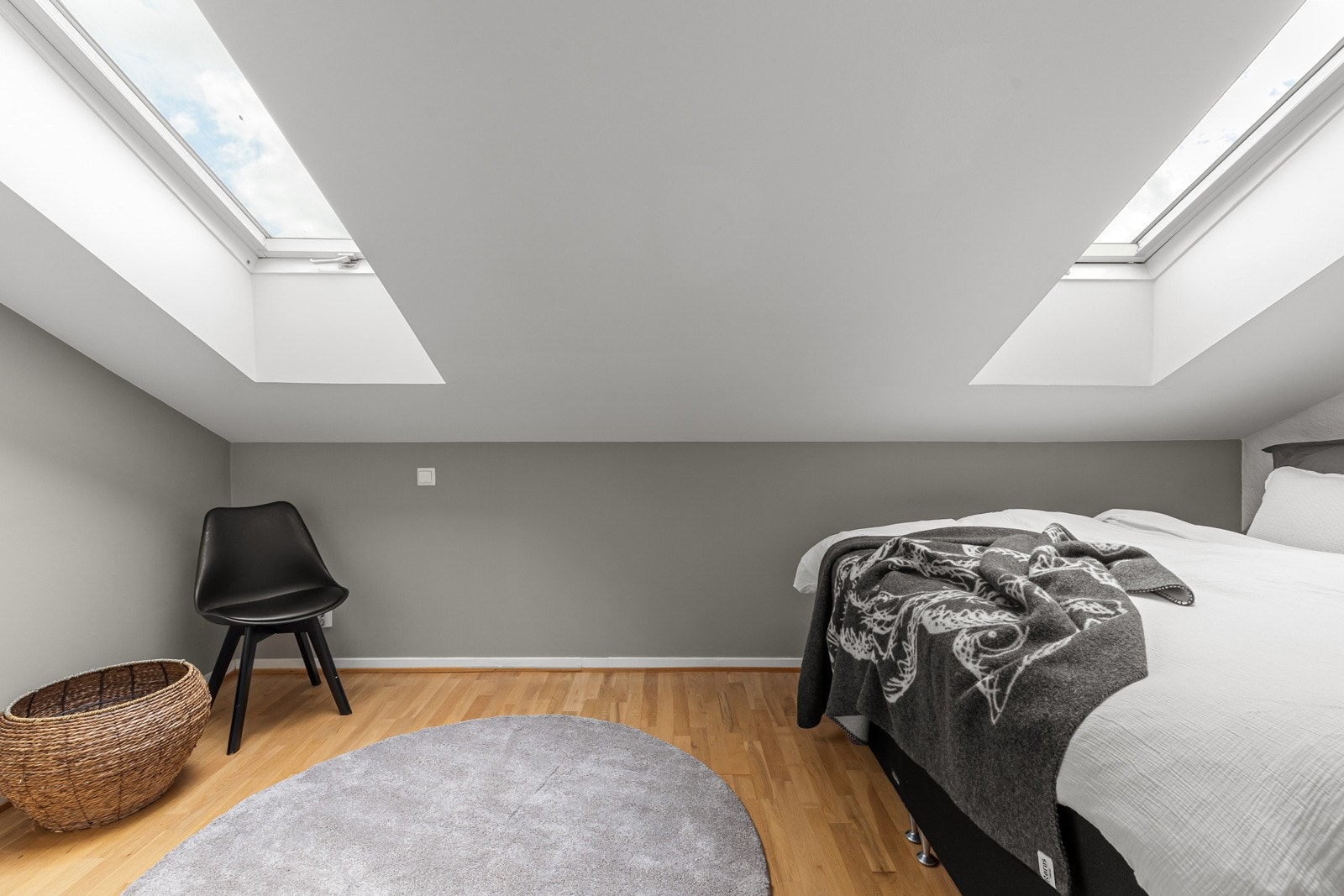 Store takvindu som skaper en luftig og behagelig atmosfære Galleribilde