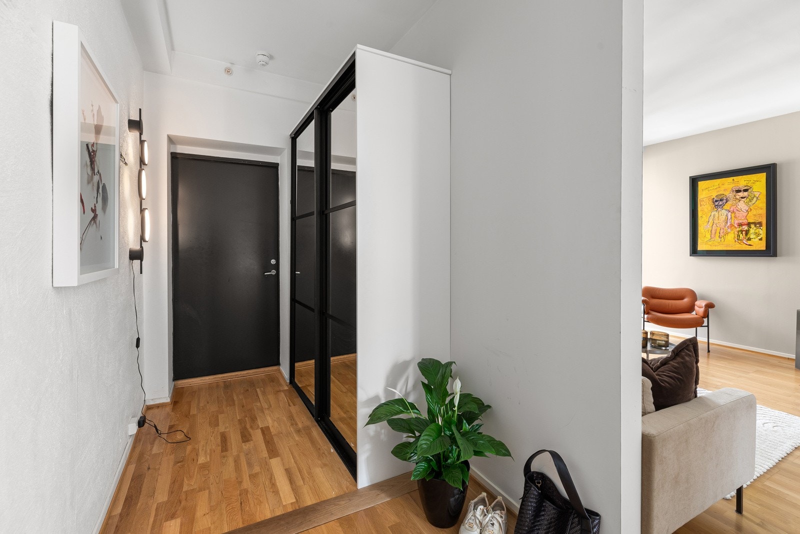 Entréen byr på et hyggelig førsteinntrykk med 3-stavs parkett på gulvet, lyse flater på vegg og tak, samt rikelig med plass til oppbevaring av sko- og yttertøy Galleribilde