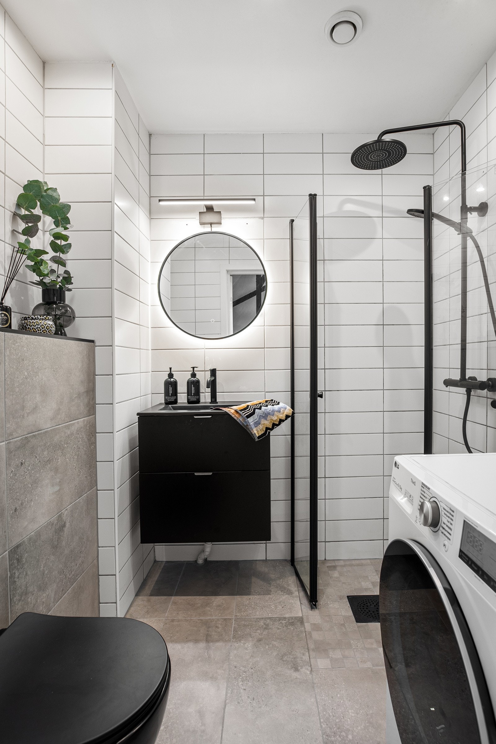 Leiligheten er utstyrt med 2 baderom av moderne standard. Baderom i 4.etasje fikk flis på flis i 2023 og kommer utstyrt med mørk innredning i lekker kontrast til de lyse flisene Galleribilde