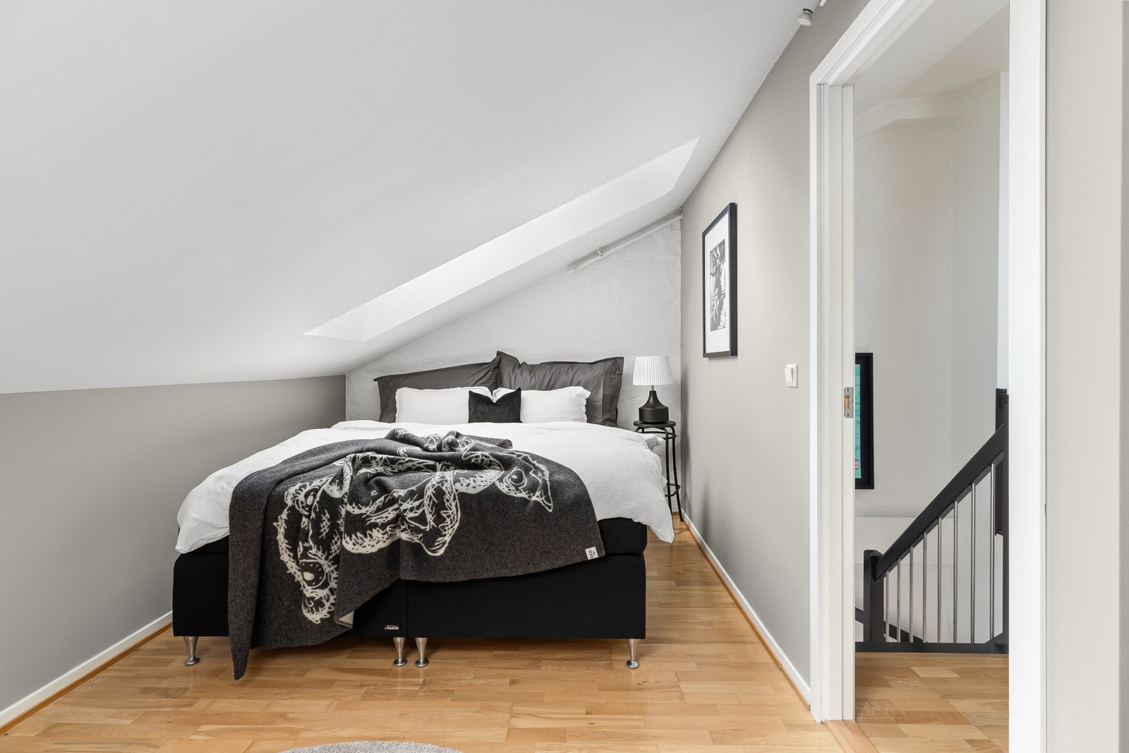 Soverommene har plass til dobbeltseng med tilhørende møblement og garderobeløsning Galleribilde