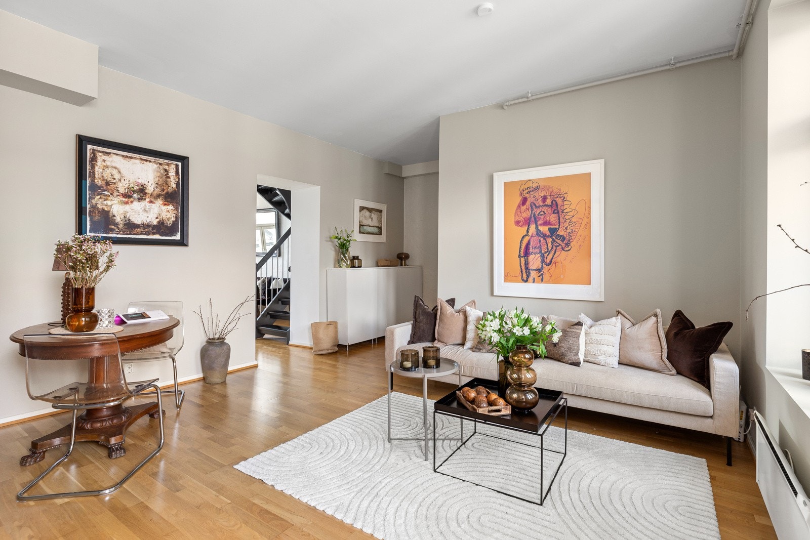 Leiligheten holder en gjennomgående moderne og tidsriktig standard med god vedlikeholds- og oppussingshistorikk de senere år Galleribilde